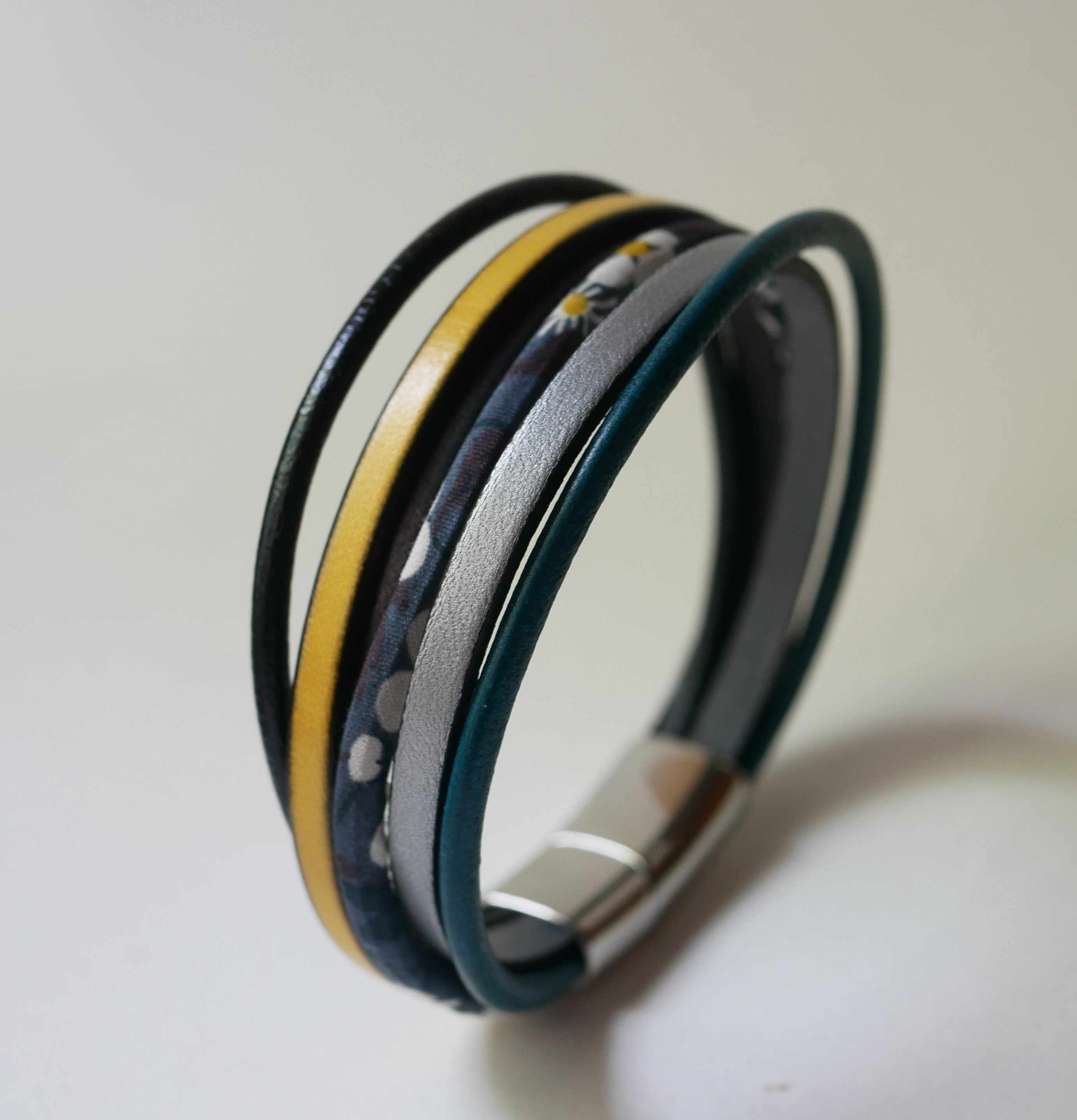 Bracelet manchette multi-rangs cuirs et cordon Liberty gris anthracite