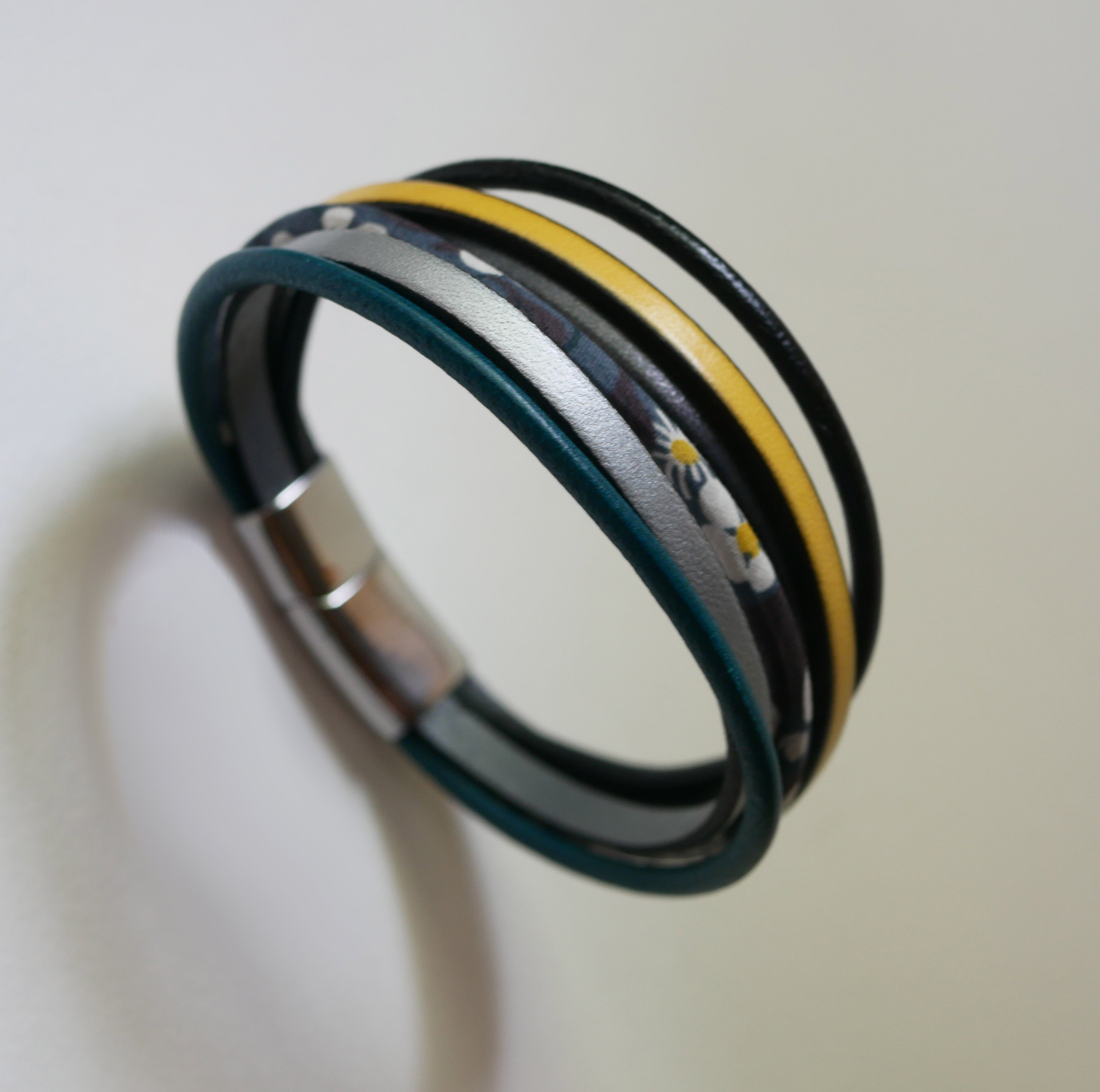 Bracelet manchette multi-rangs cuirs et cordon Liberty gris anthracite