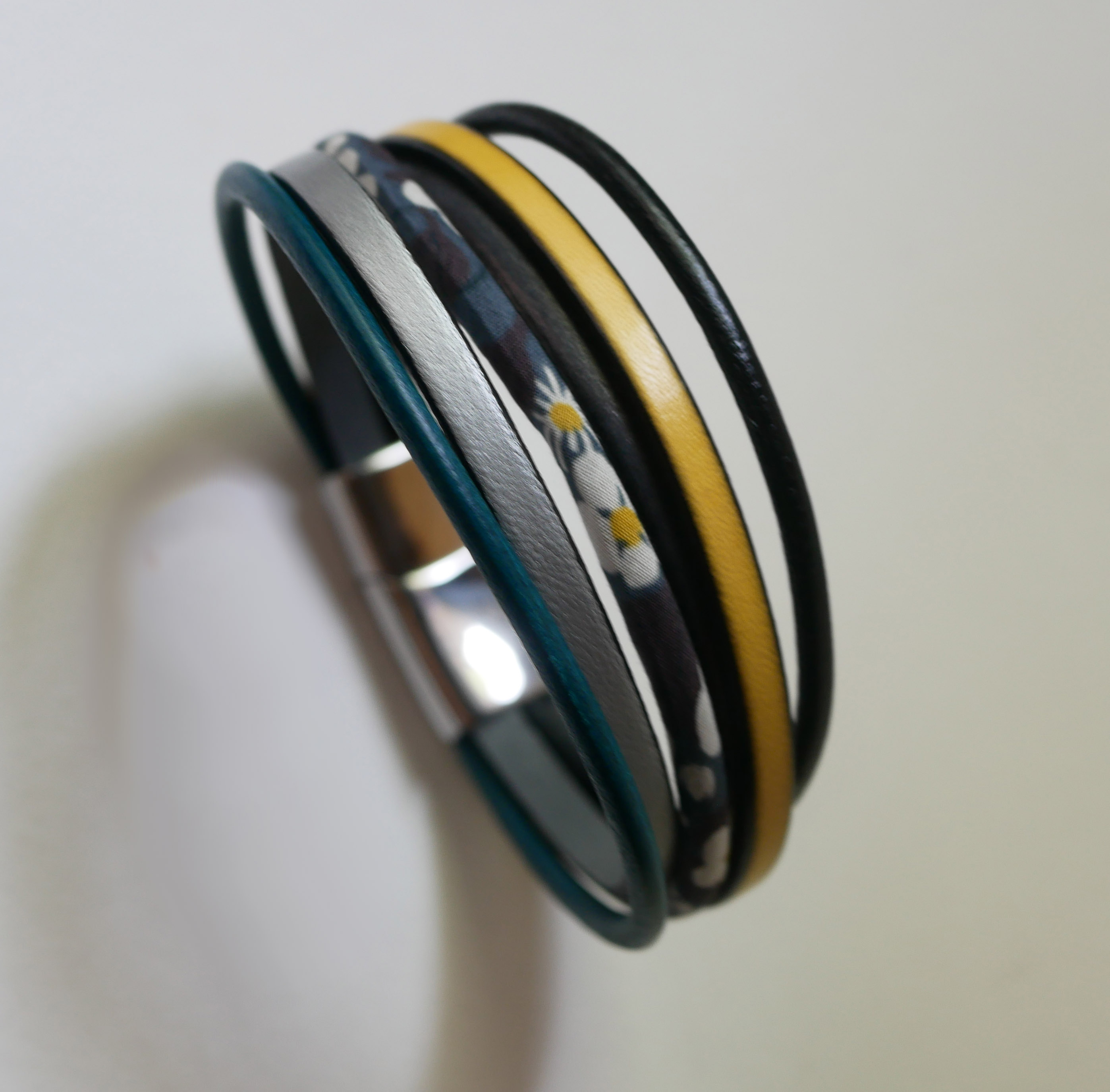 Bracelet manchette multi-rangs cuirs et cordon Liberty gris anthracite