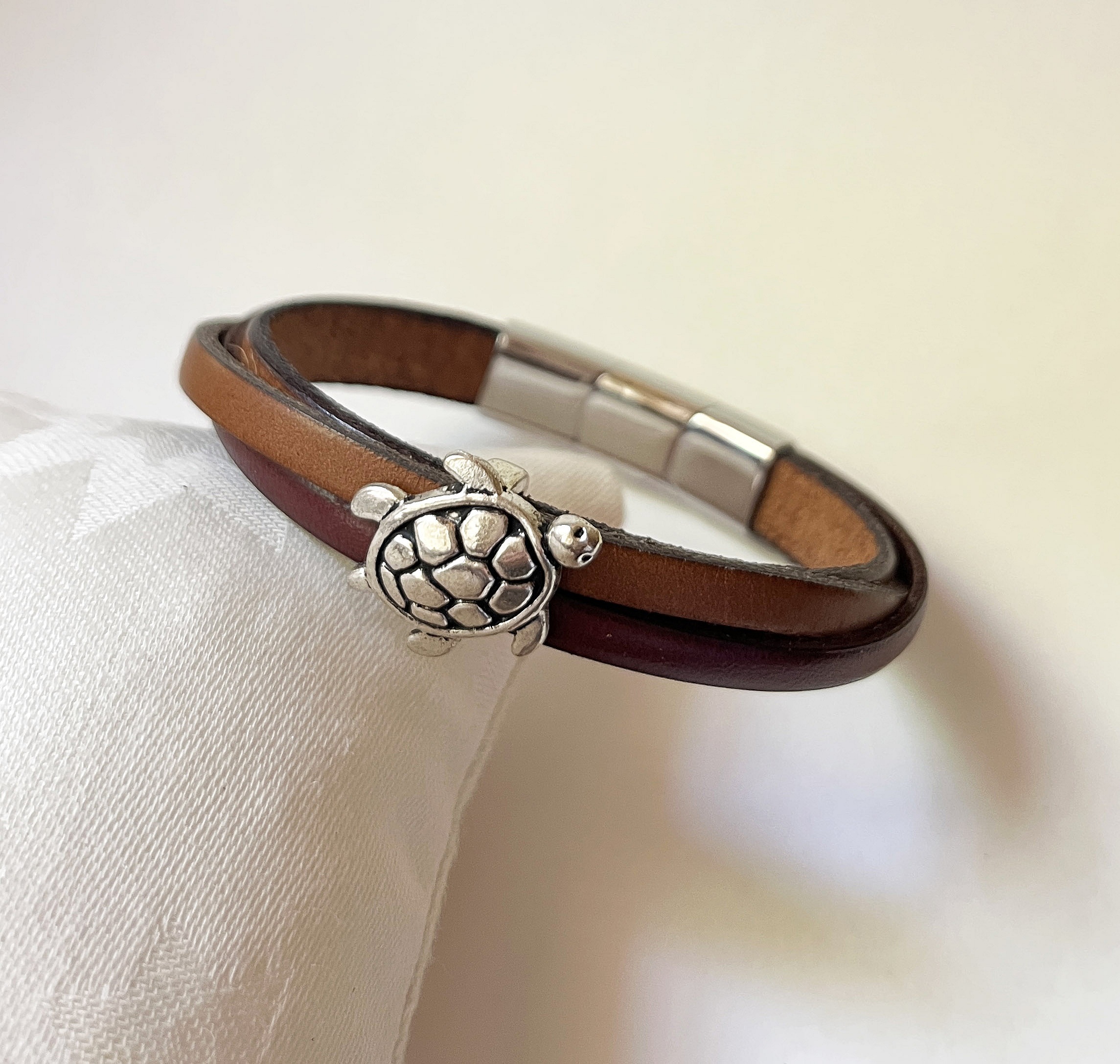 Bracelet manchette tortue homme en cuir bicolore croisé.