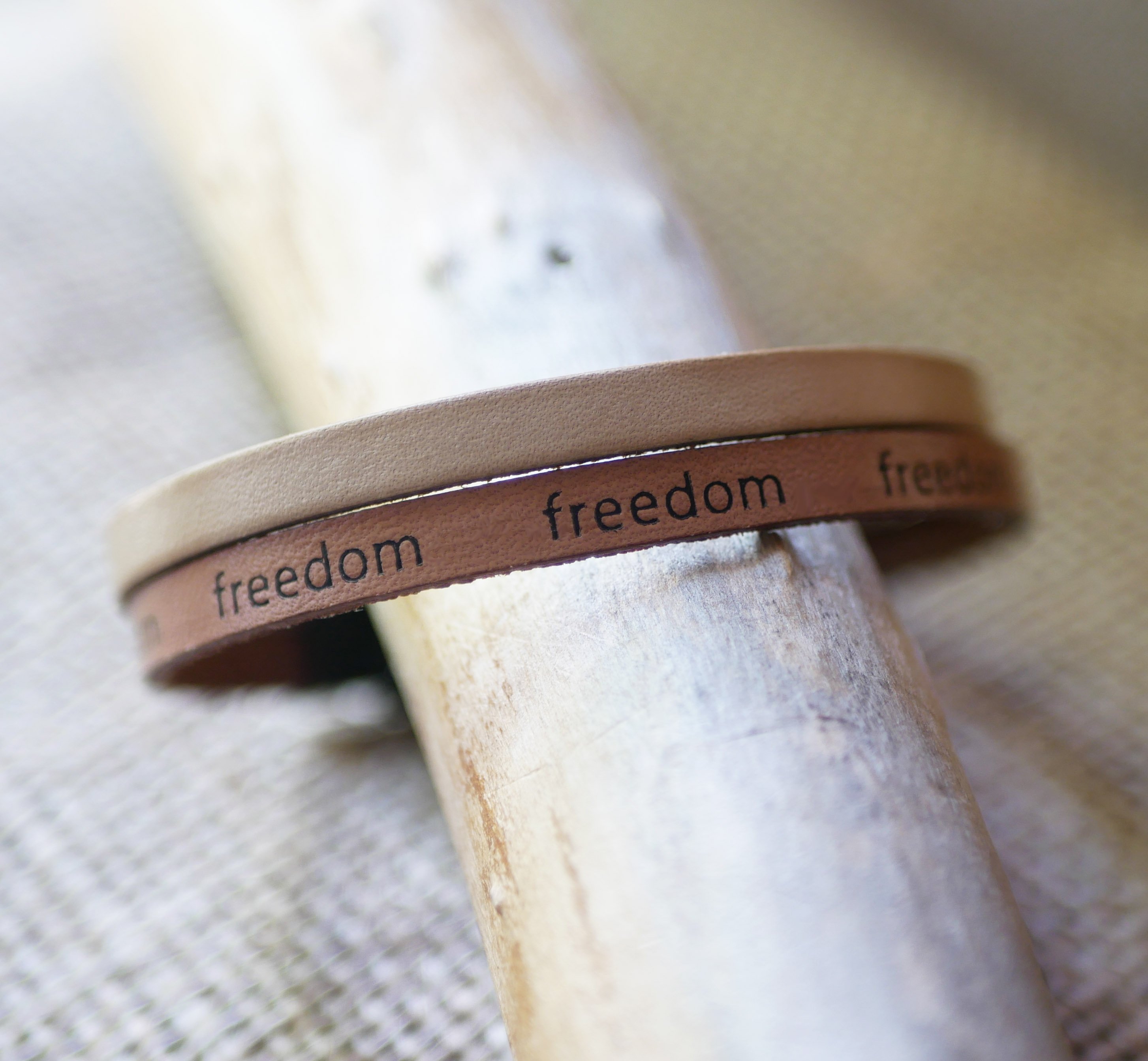 Bracelet mixte deux cuirs naturel beige gravure Freedom &agrave; personnaliser