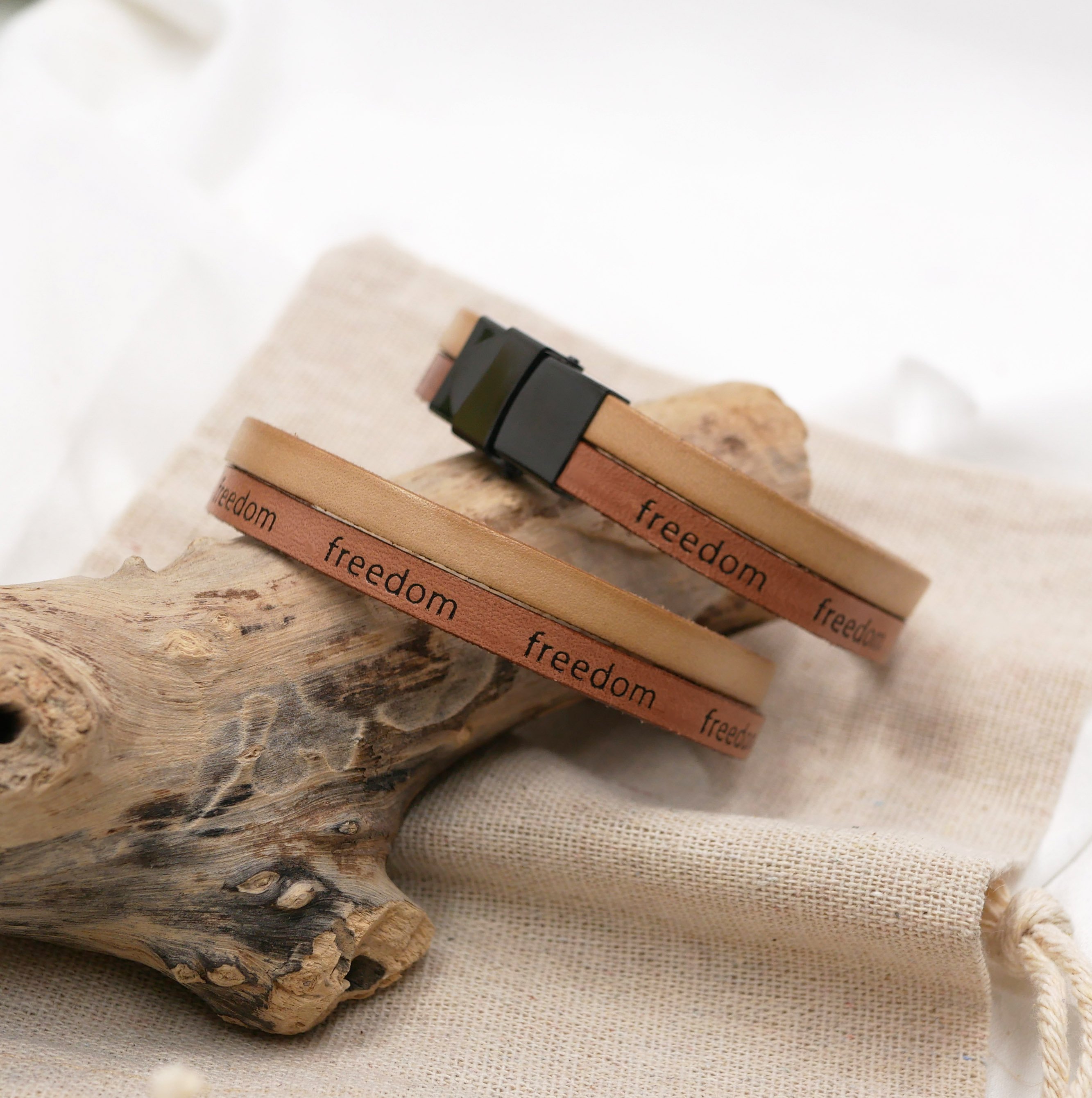 Bracelet mixte deux cuirs naturel beige gravure Freedom &agrave; personnaliser