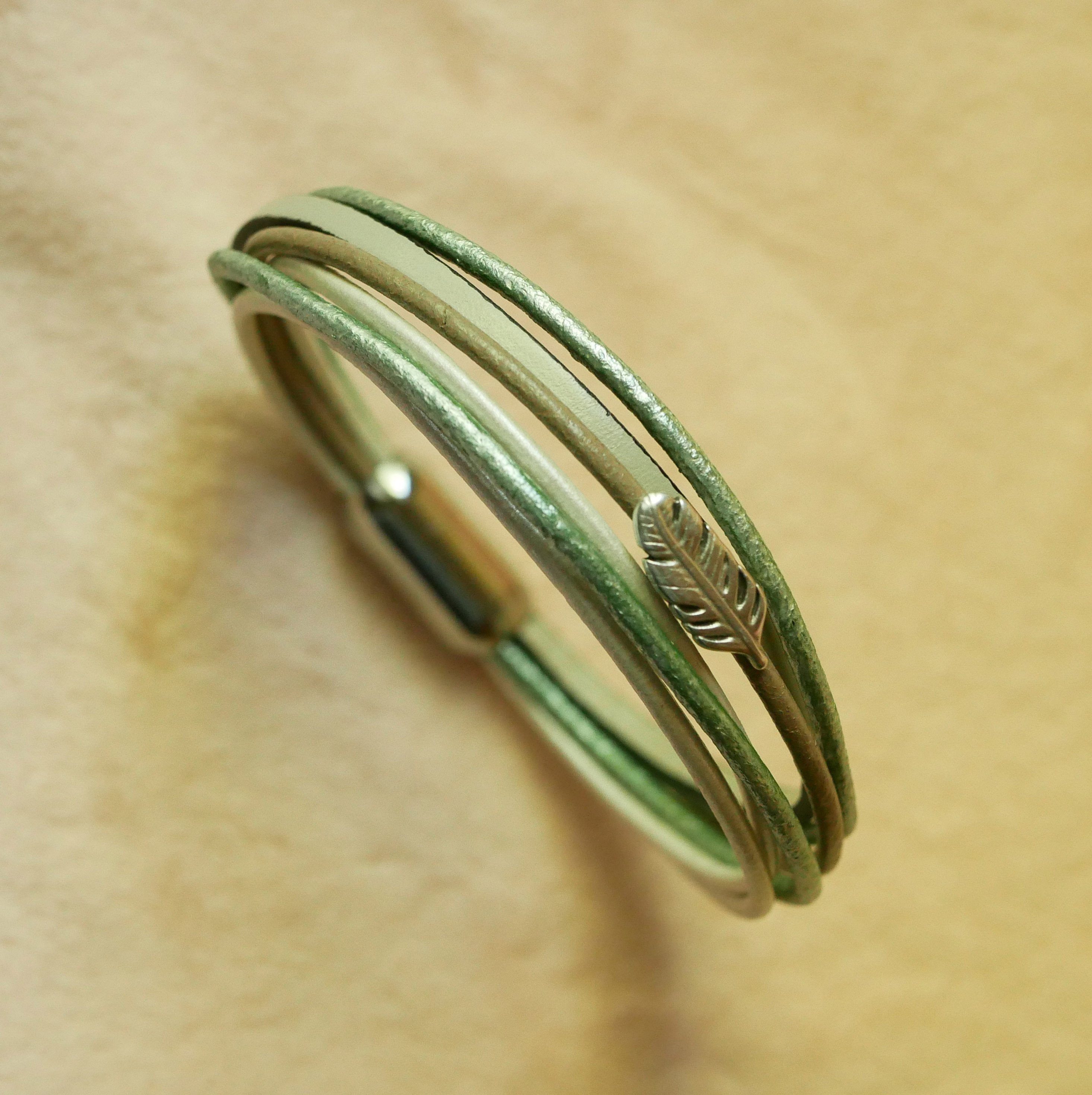 Bracelet multi-cuirs tons beige vert pâle nacré décor petite plume
