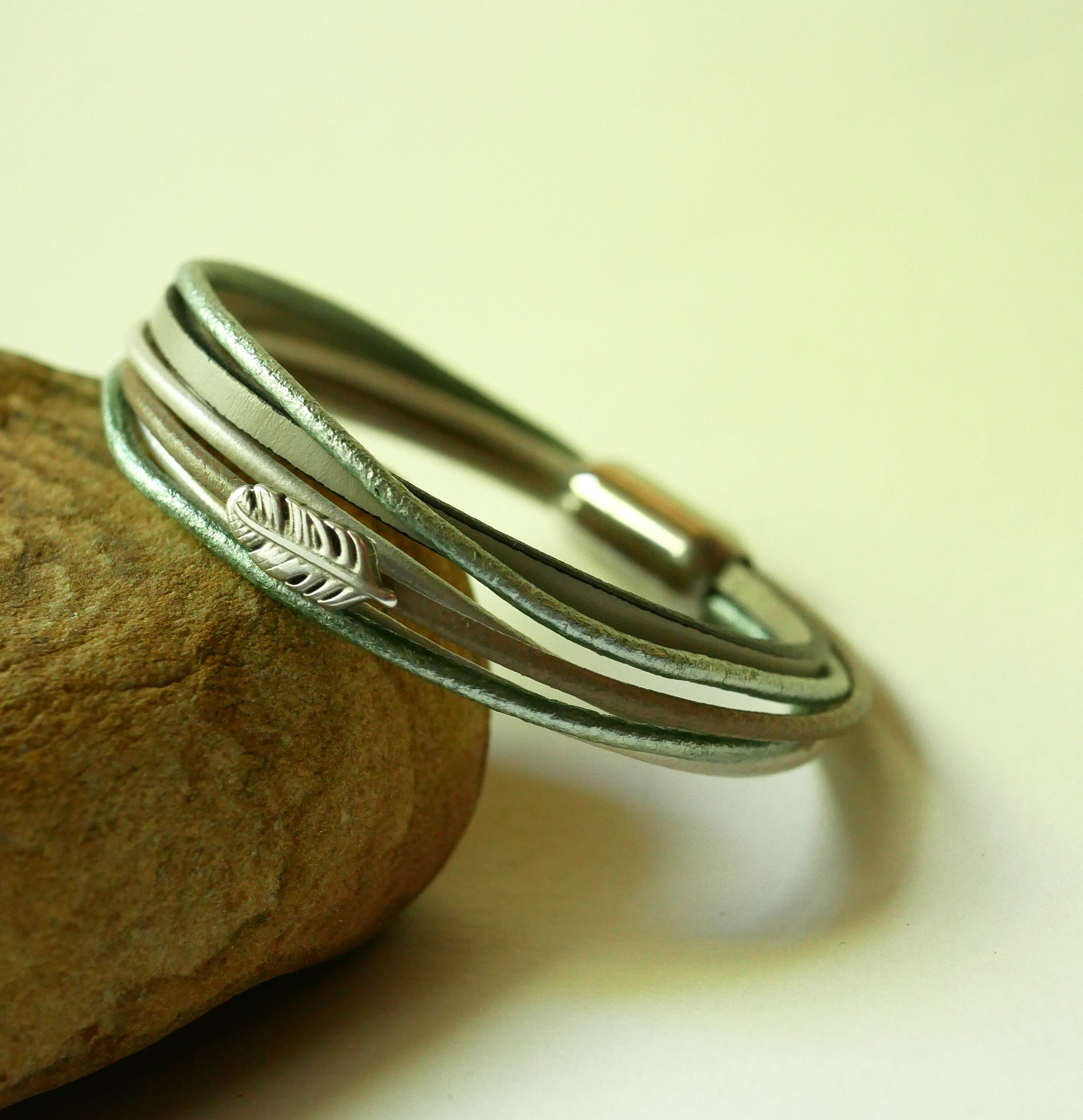 Bracelet multi-cuirs tons beige vert p&acirc;le nacr&eacute; d&eacute;cor petite plume