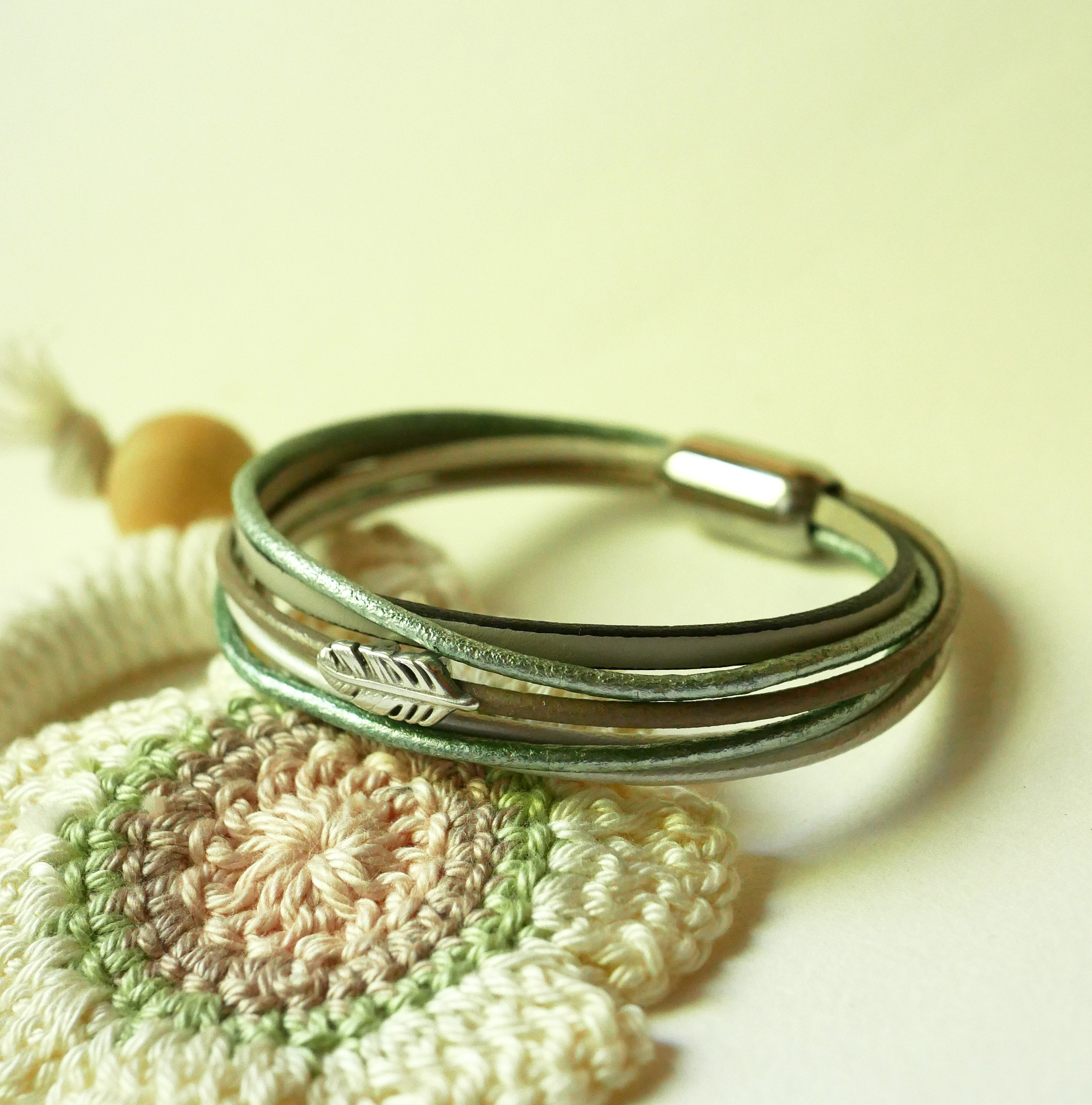 Bracelet multi-cuirs tons beige vert pâle nacré décor petite plume