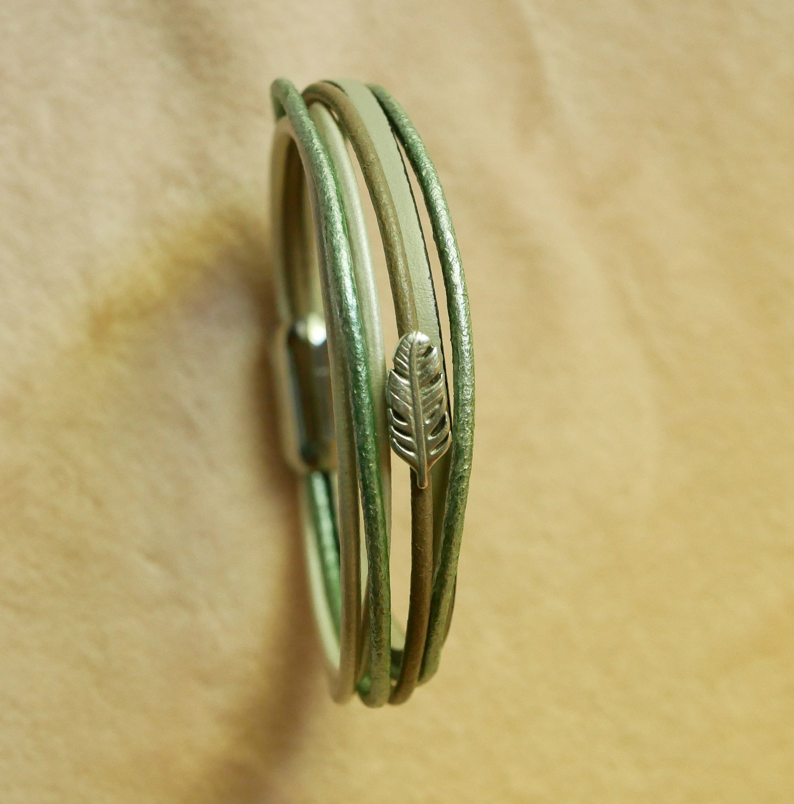Bracelet multi-cuirs tons beige vert pâle nacré décor petite plume
