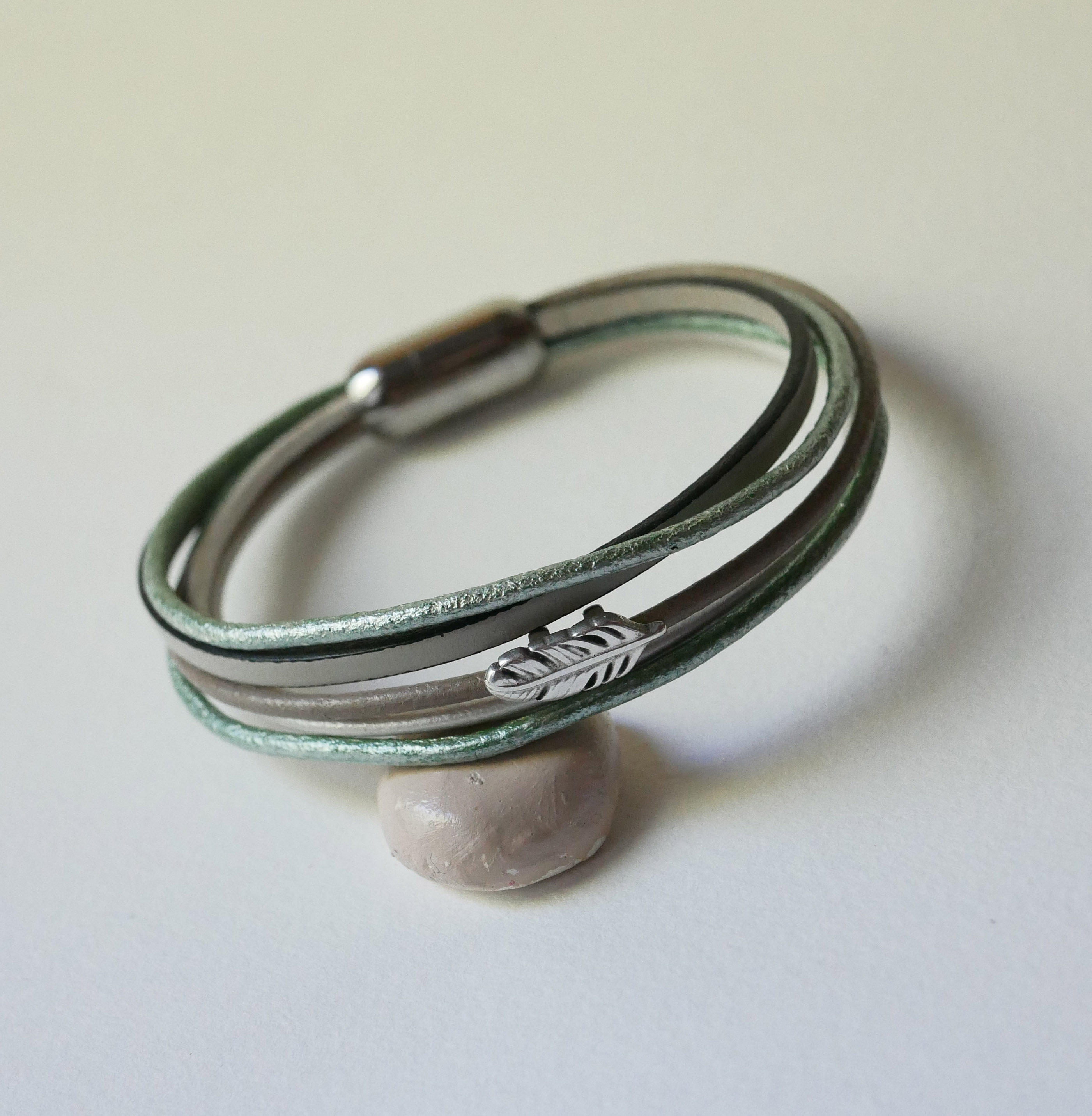 Bracelet multi-cuirs tons beige vert pâle nacré décor petite plume