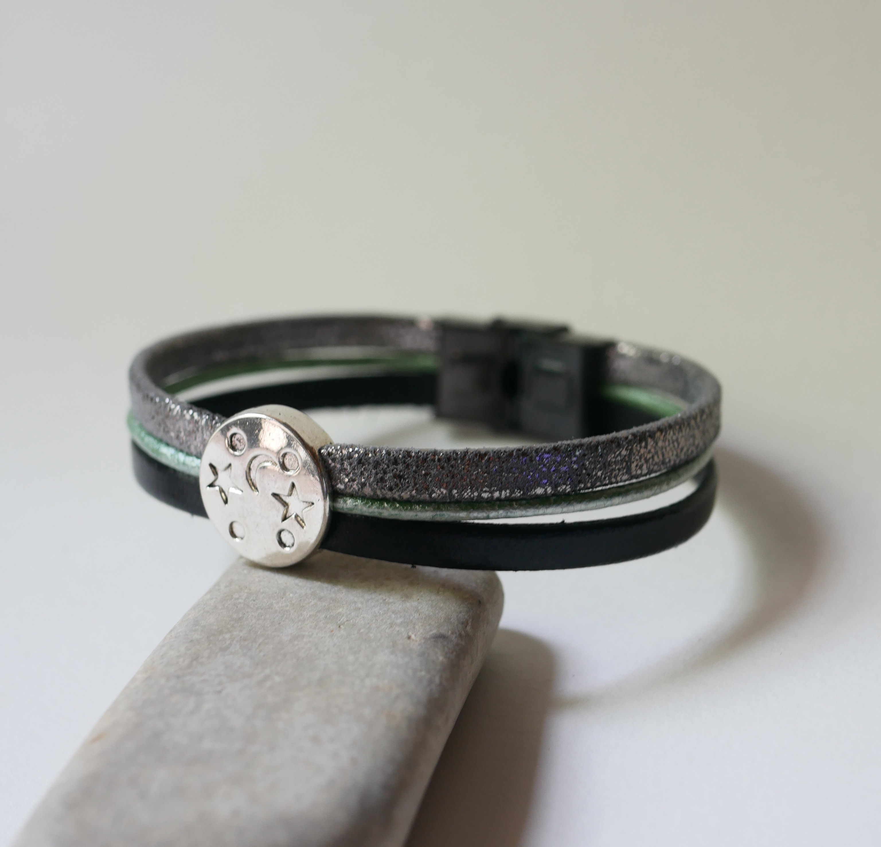Bracelet multi-liens de cuir cabochon Lune étoiles argenté, vert et noir