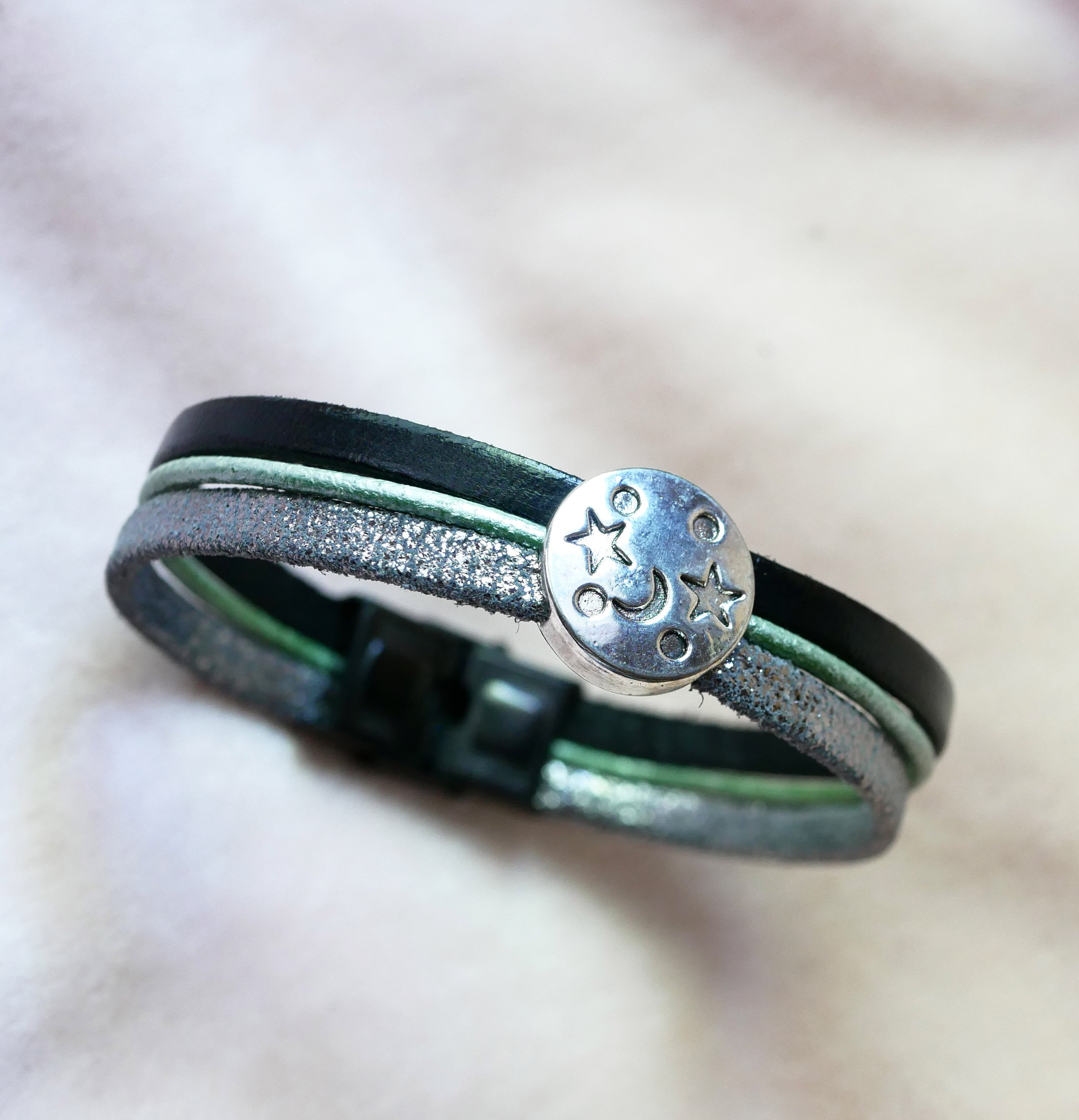 Bracelet multi-liens de cuir cabochon Lune étoiles argenté, vert et noir