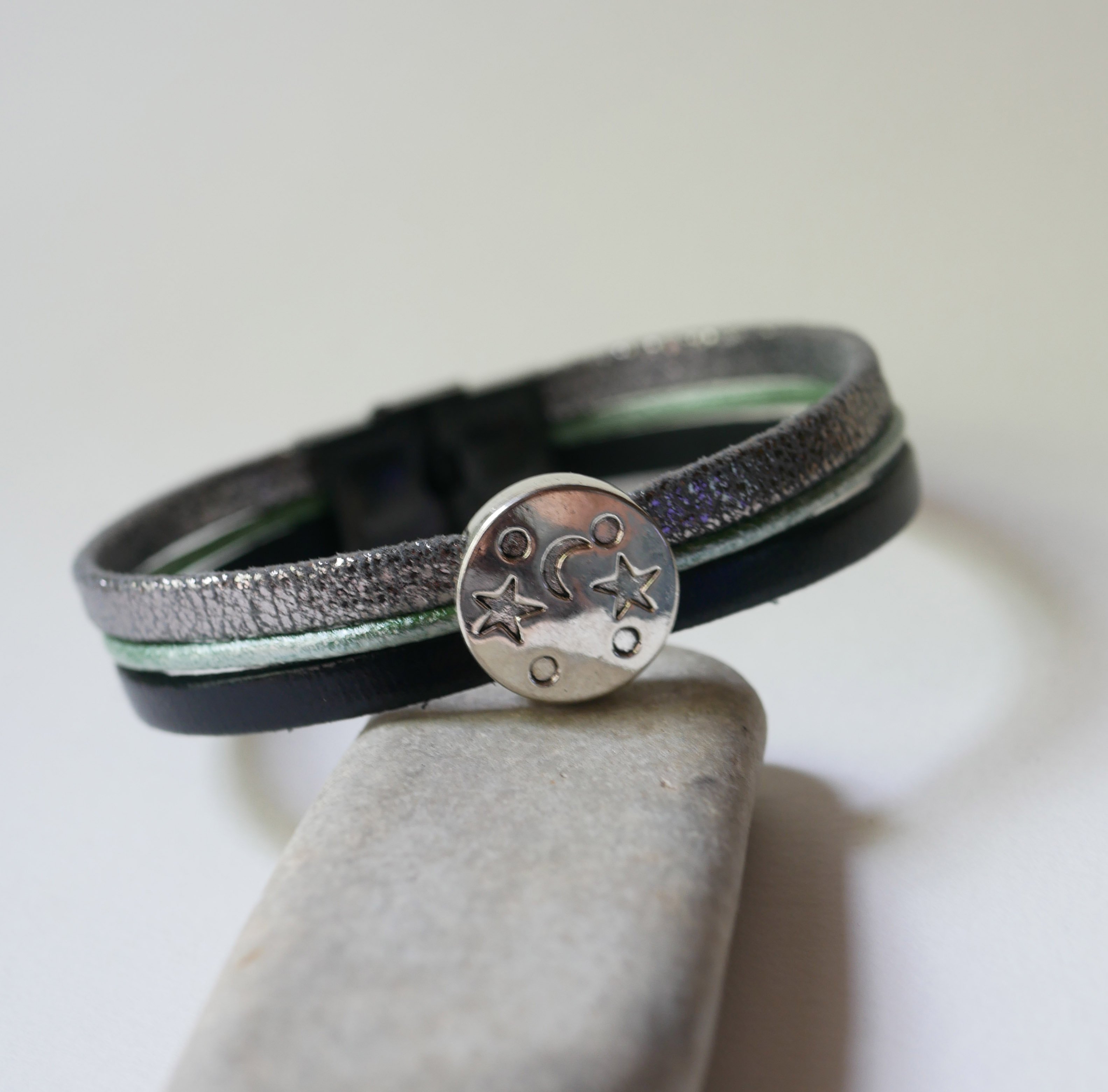 Bracelet multi-liens de cuir cabochon Lune étoiles argenté, vert et noir