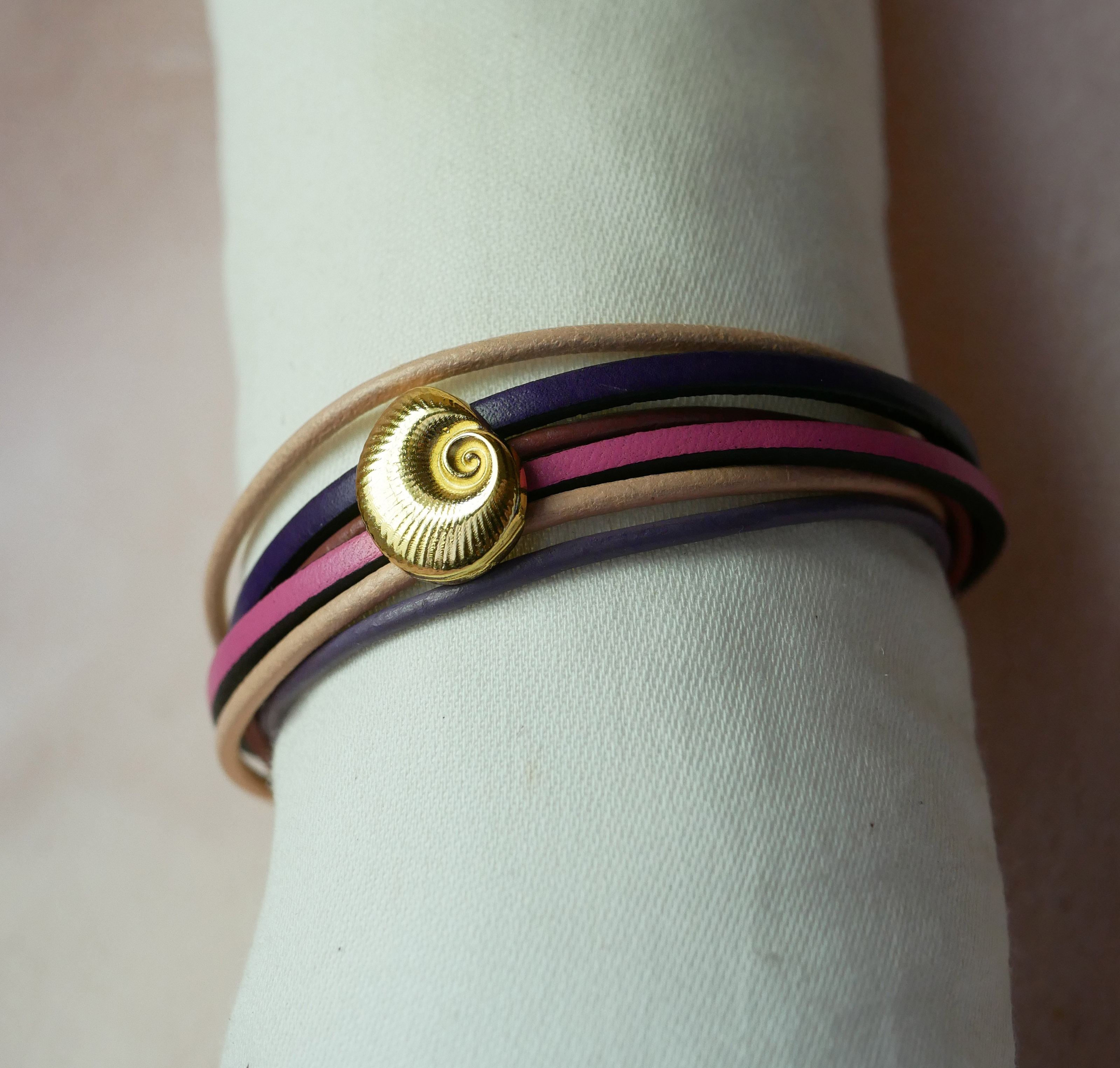 Bracelet multi-liens cuirs tons pêches et mauves décor coquillage doré