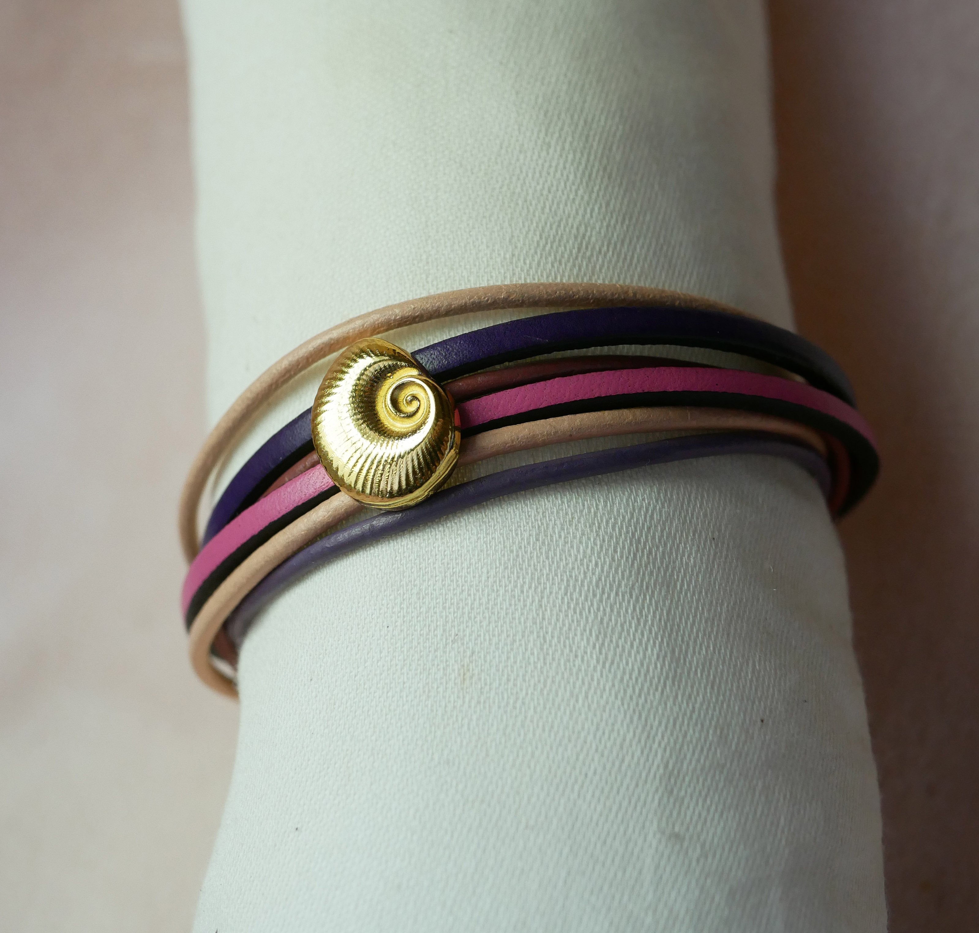 Bracelet multi-liens cuirs tons p&ecirc;ches et mauves d&eacute;cor coquillage dor&eacute;