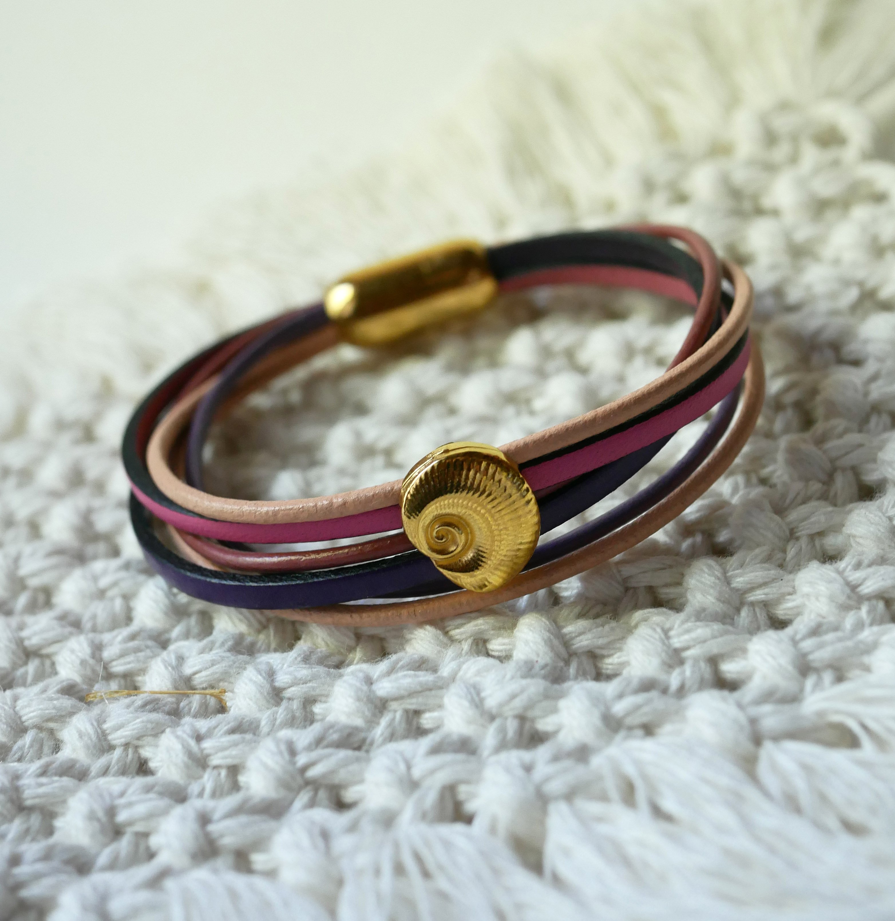 Bracelet multi-liens cuirs tons pêches et mauves décor coquillage doré