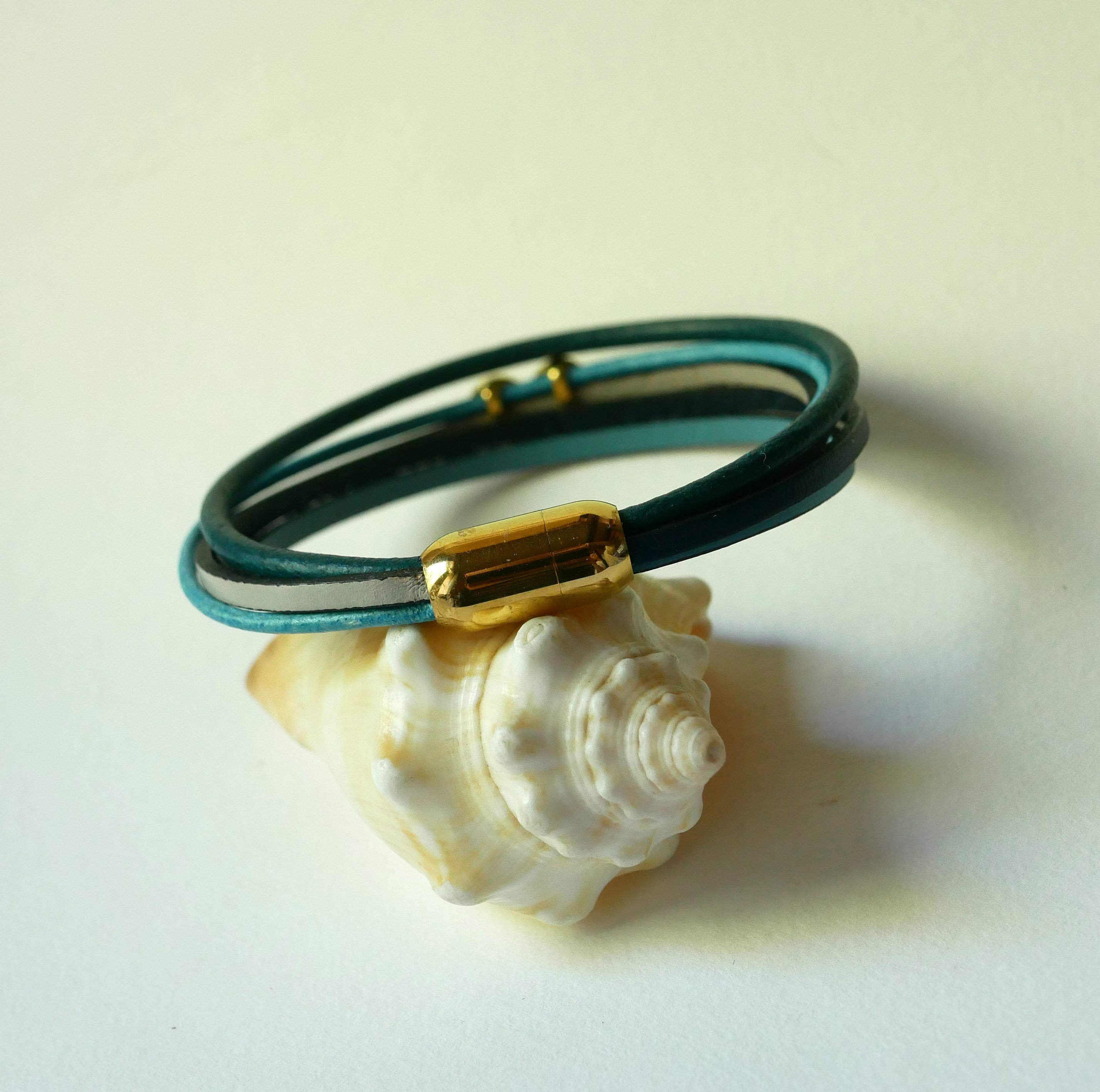 Bracelet multi-liens cuirs tons bleus d&eacute;cor infinir dor&eacute;