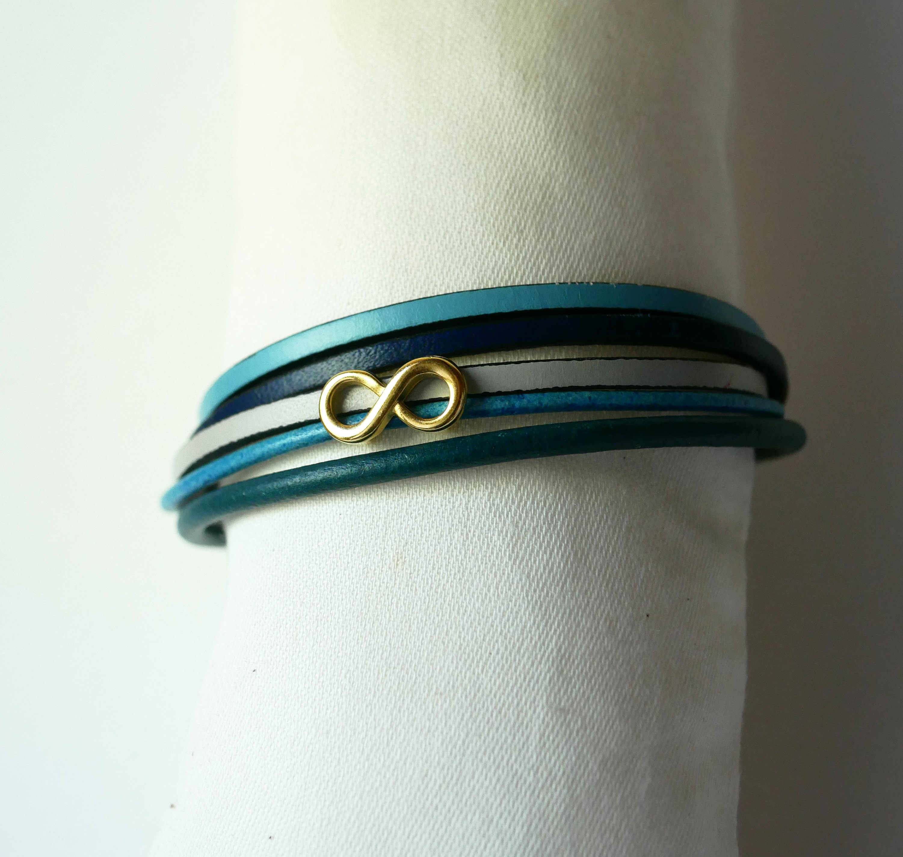 Bracelet multi-liens cuirs tons bleus décor infinir doré