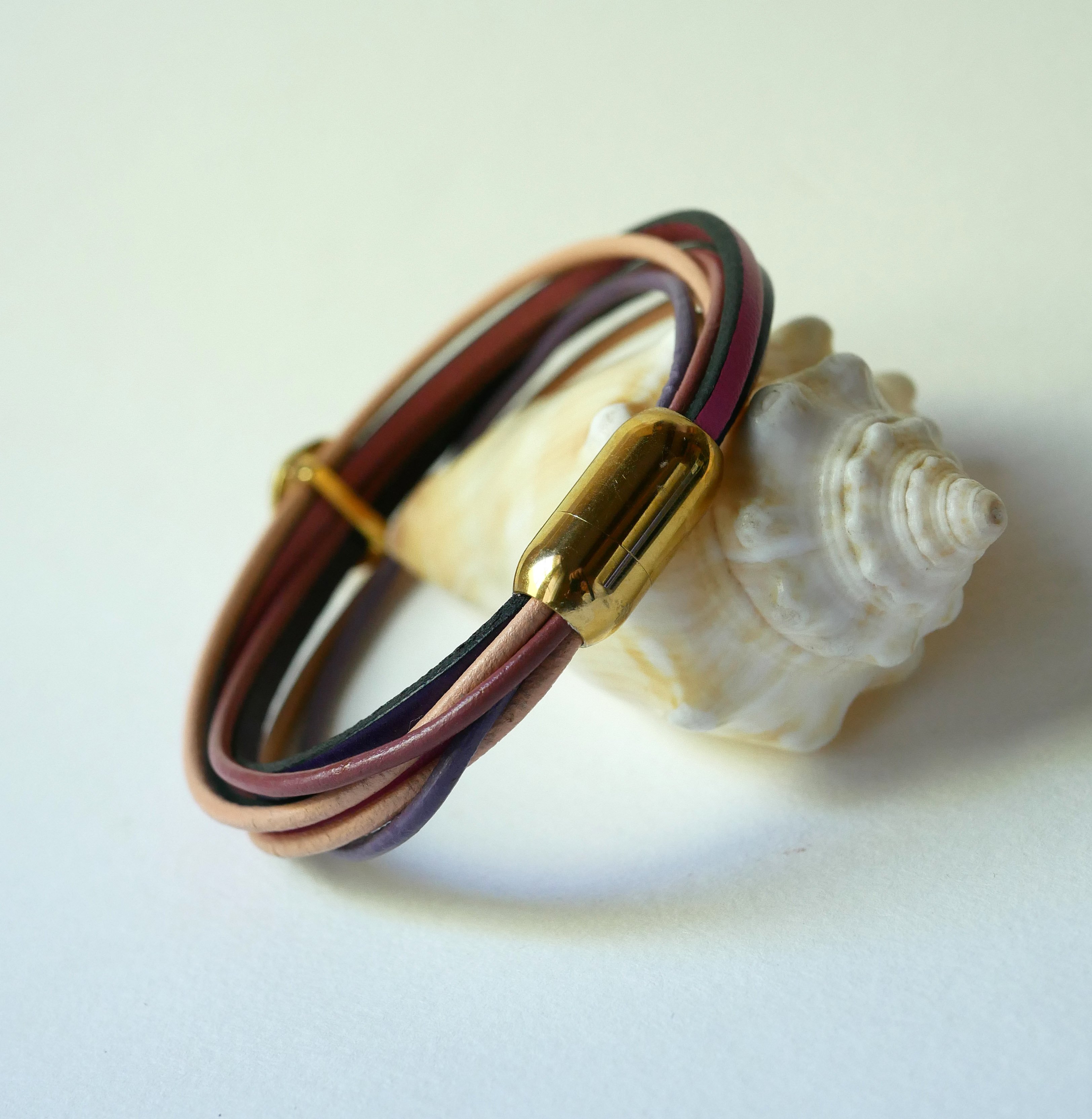 Bracelet multi-liens cuirs tons pêches et mauves décor coquillage doré