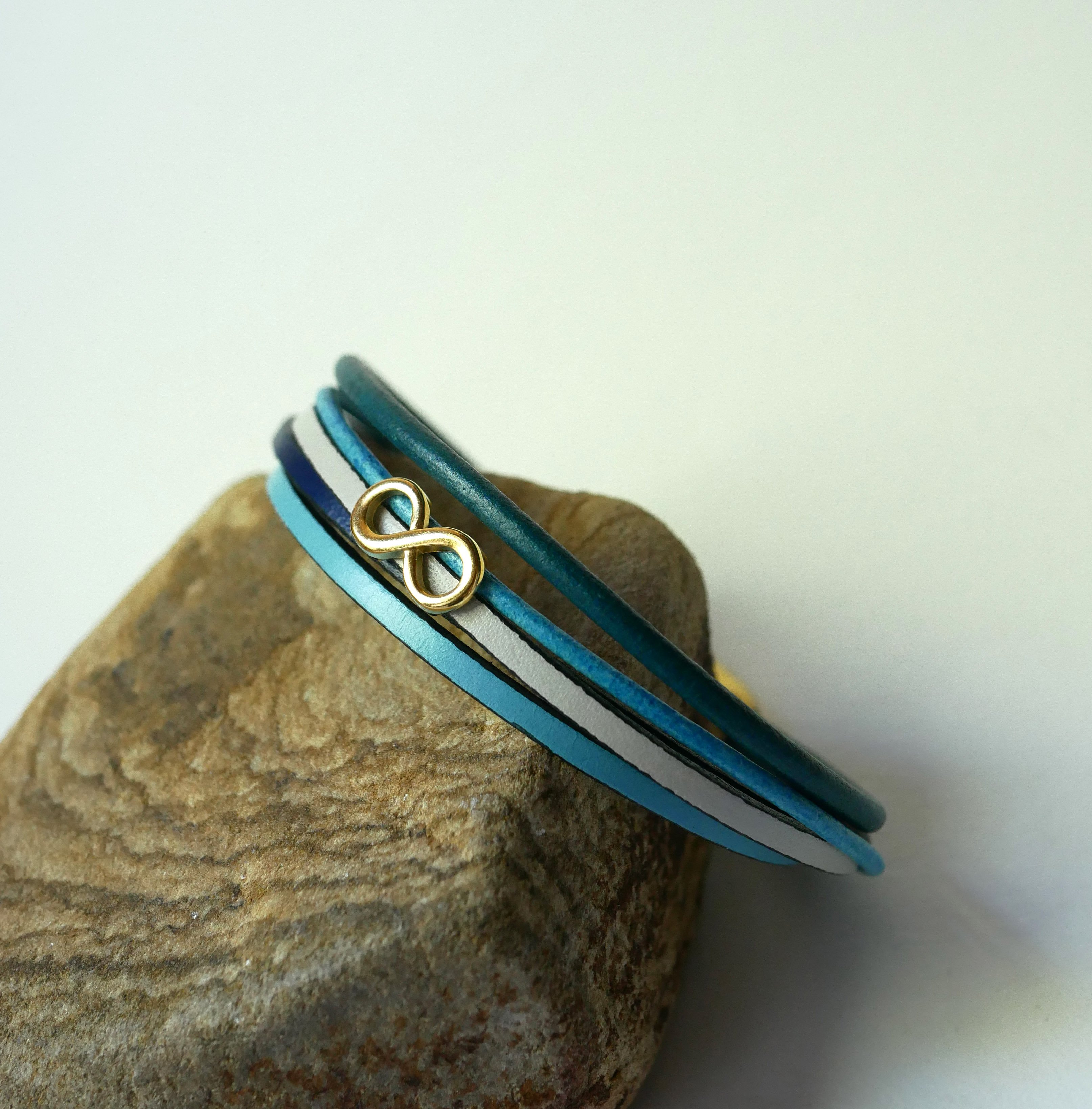 Bracelet multi-liens cuirs tons bleus décor infinir doré