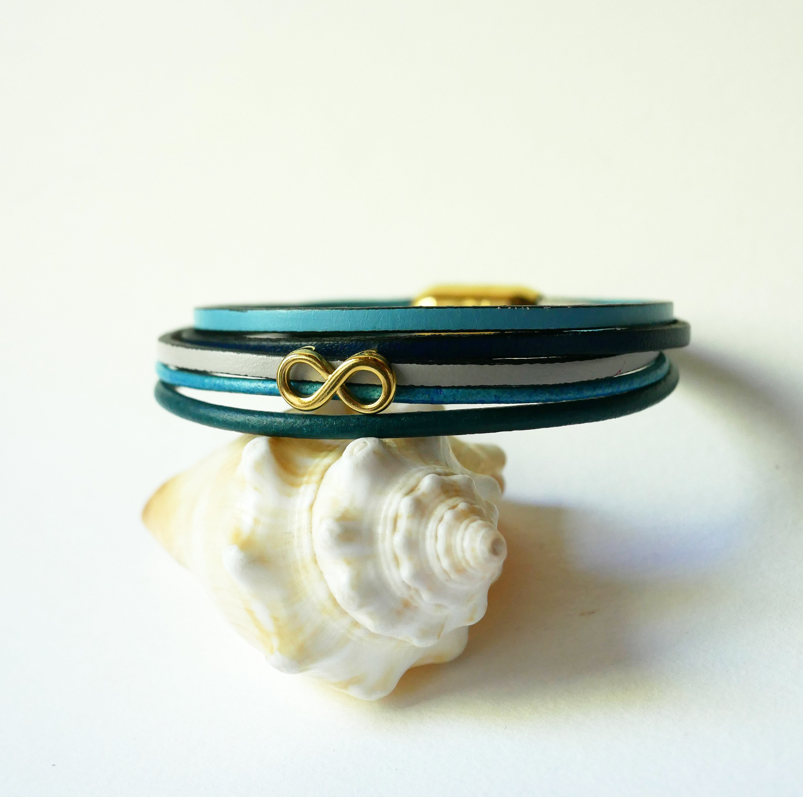 Bracelet multi-liens cuirs tons bleus décor infinir doré