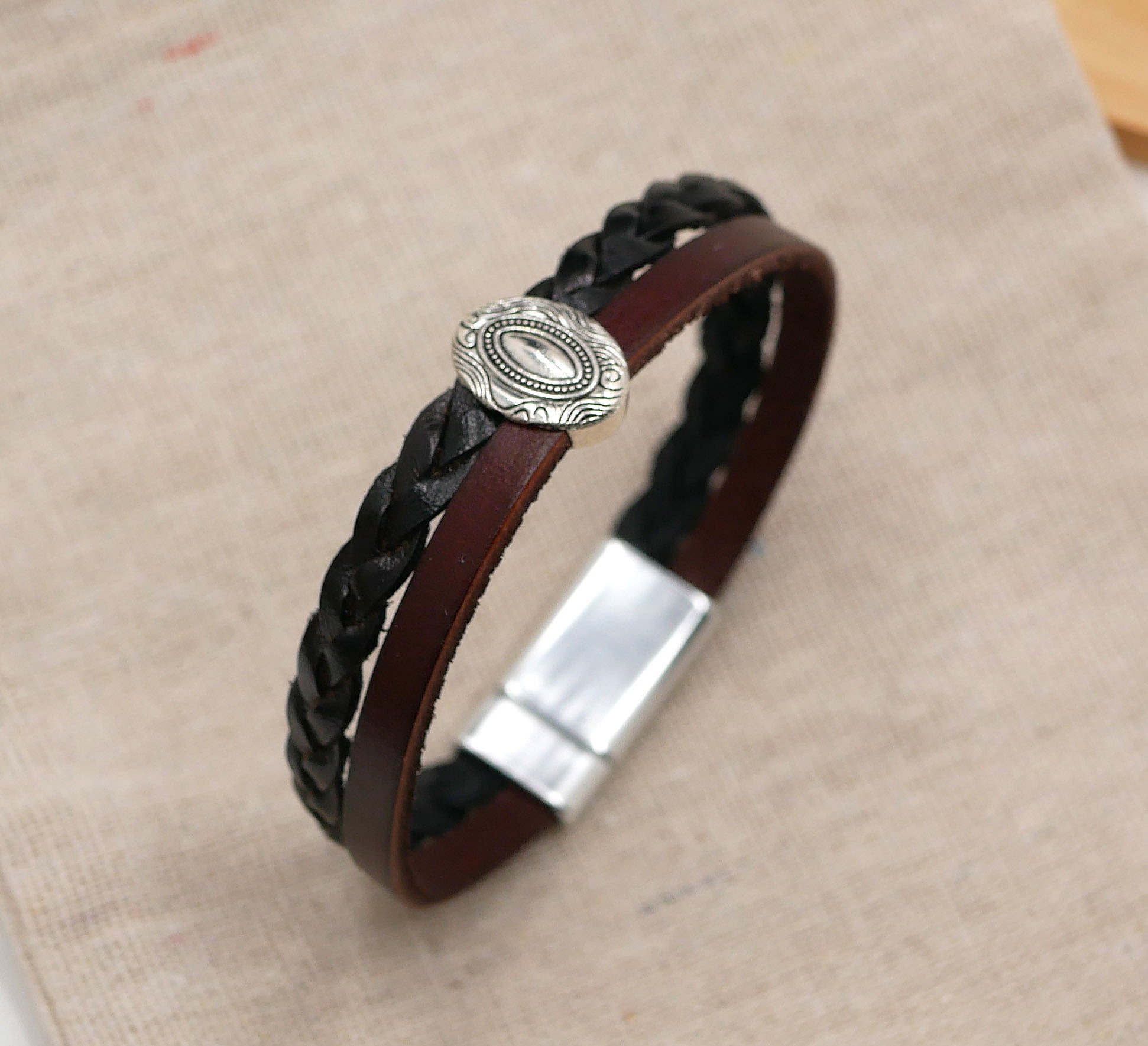 Bracelet m&eacute;daillon duo cuir tress&eacute; noir et marron vintage fermoir magn&eacute;tique
