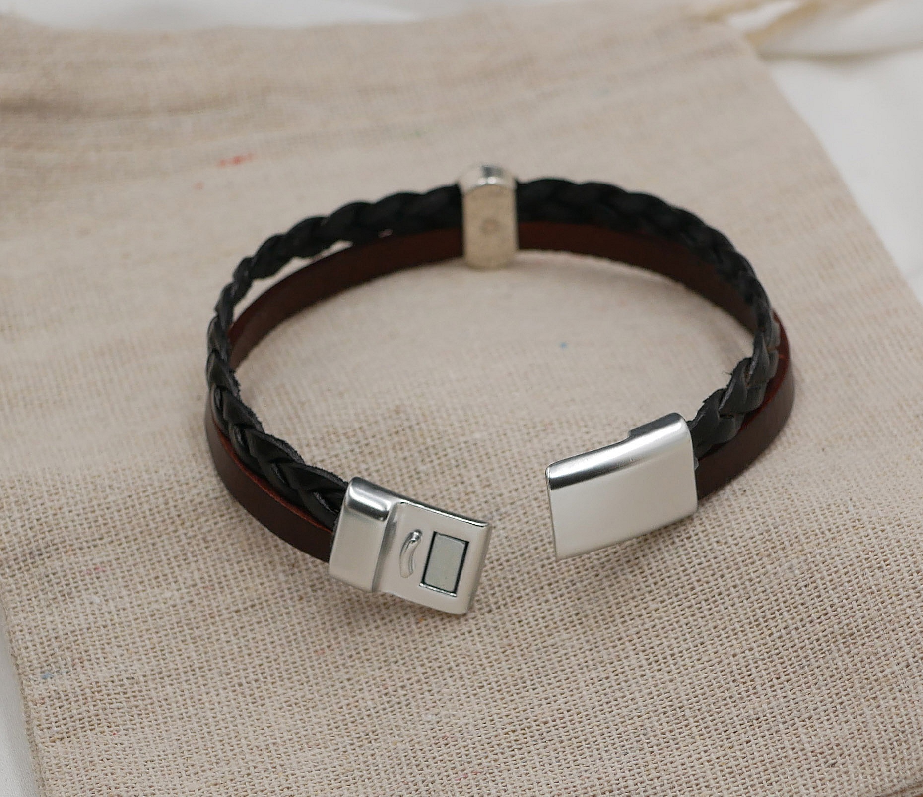 Bracelet m&eacute;daillon duo cuir tress&eacute; noir et marron vintage fermoir magn&eacute;tique