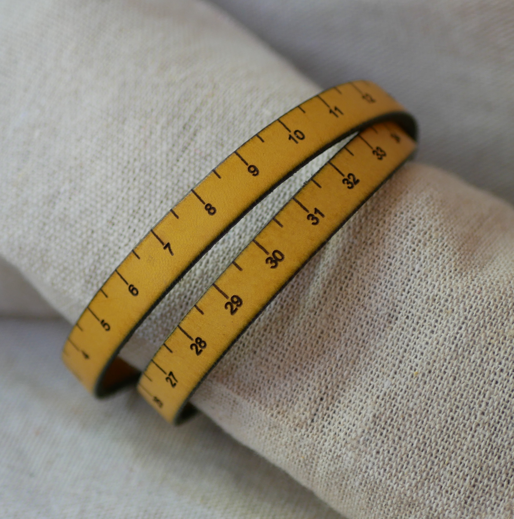 Bracelet Mètre de couturière en cuir gravé double tour personnalisable 