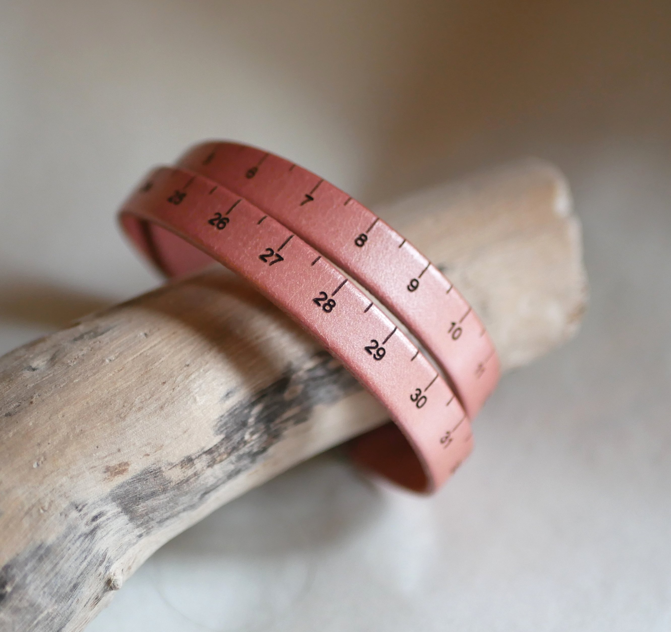 Bracelet M&egrave;tre de couturi&egrave;re en cuir grav&eacute; double tour personnalisable 