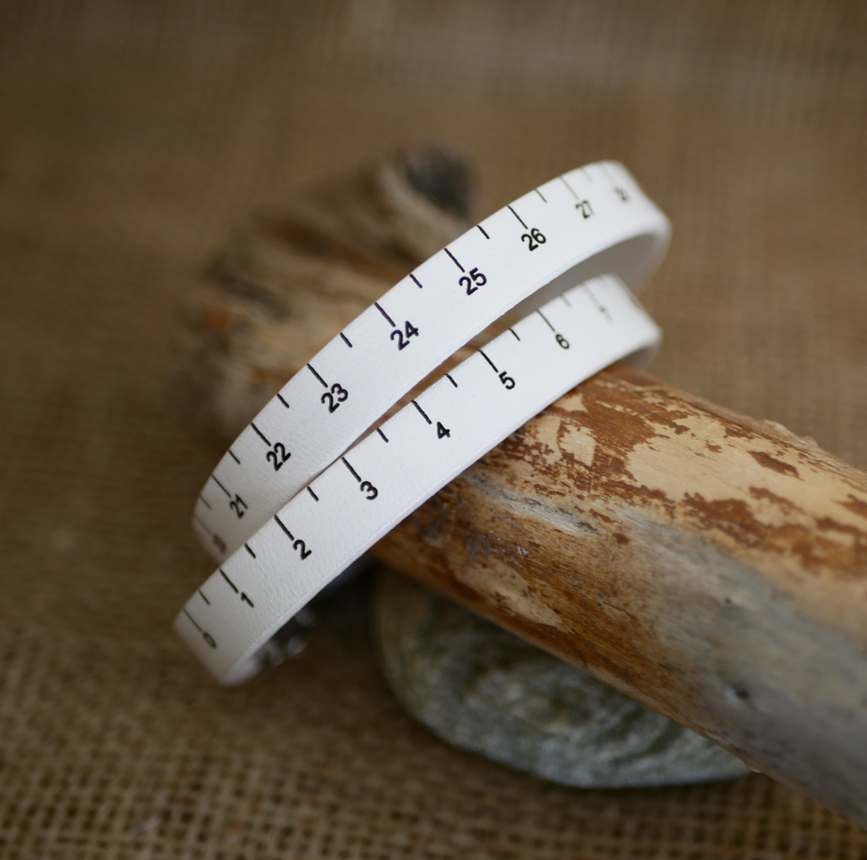 Bracelet M&egrave;tre de couturi&egrave;re en cuir grav&eacute; double tour personnalisable 