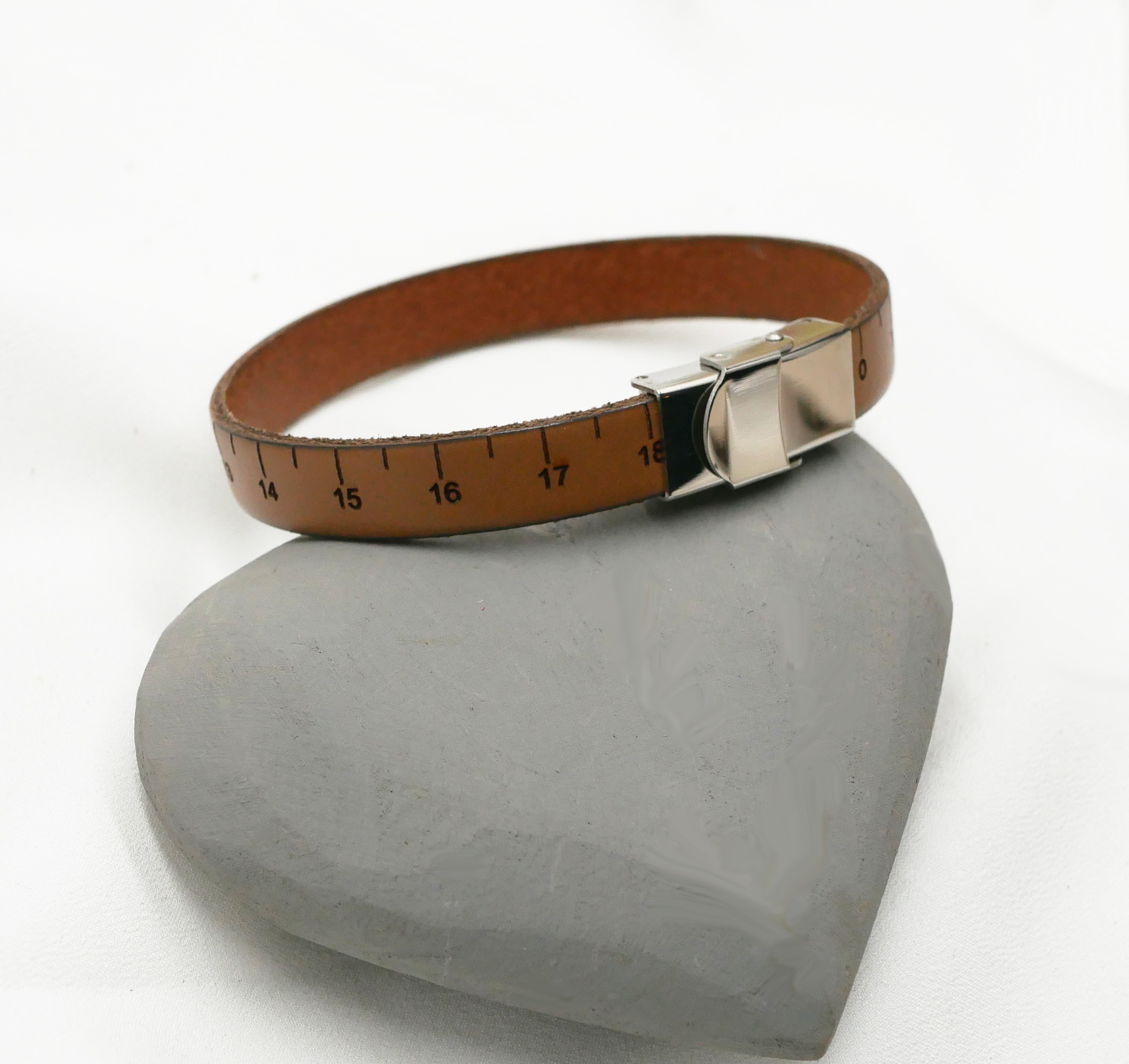 Bracelet Mètre couture en cuir gravé en cm personnalisable au dos