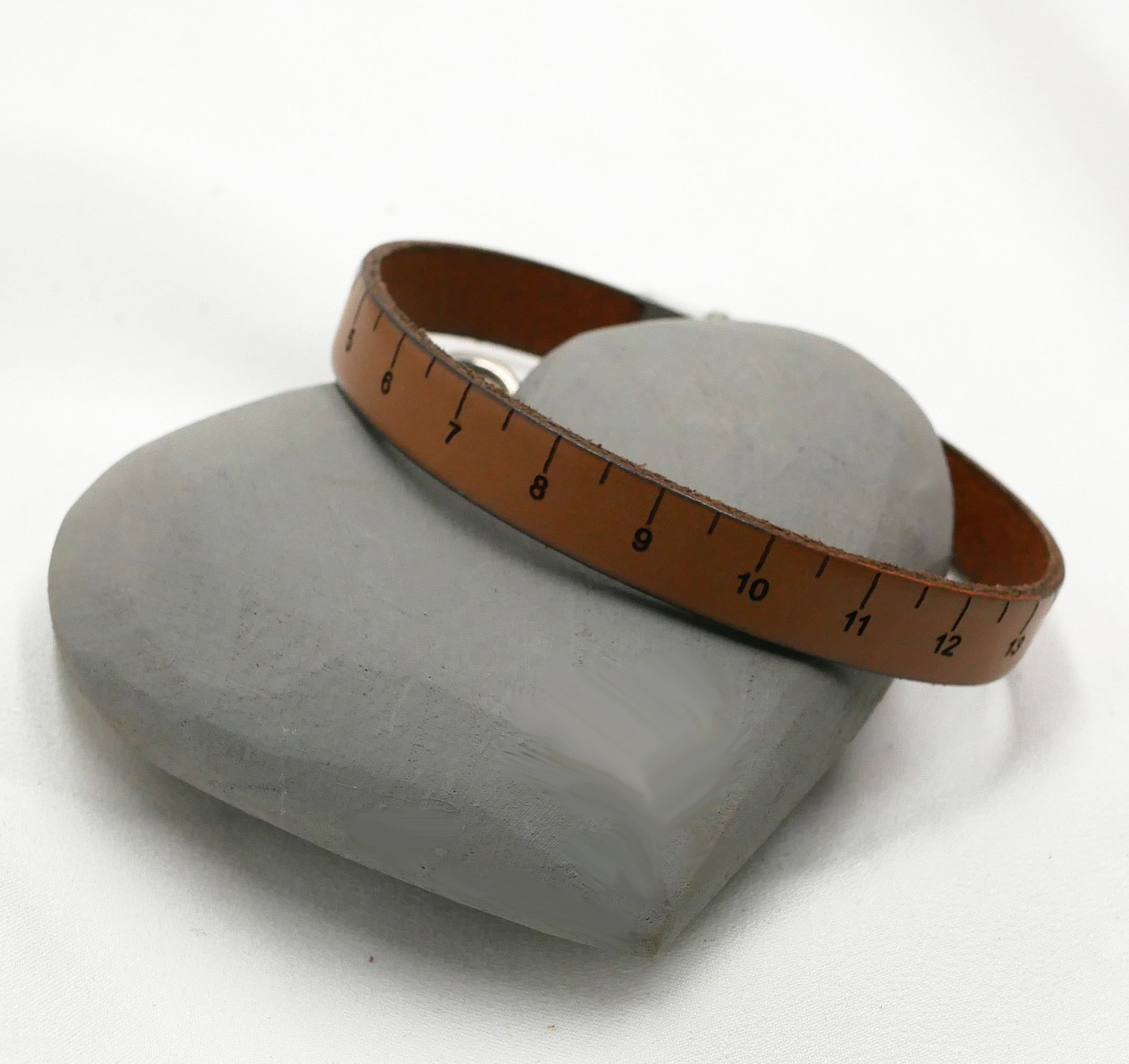 Bracelet Mètre couture en cuir gravé en cm personnalisable au dos