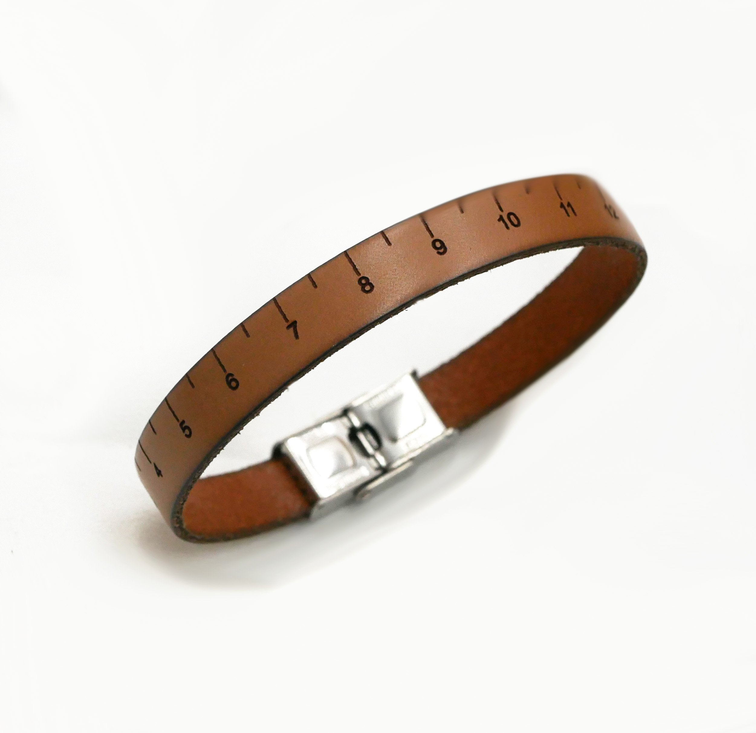 Bracelet M&egrave;tre couture en cuir grav&eacute; en cm personnalisable au dos