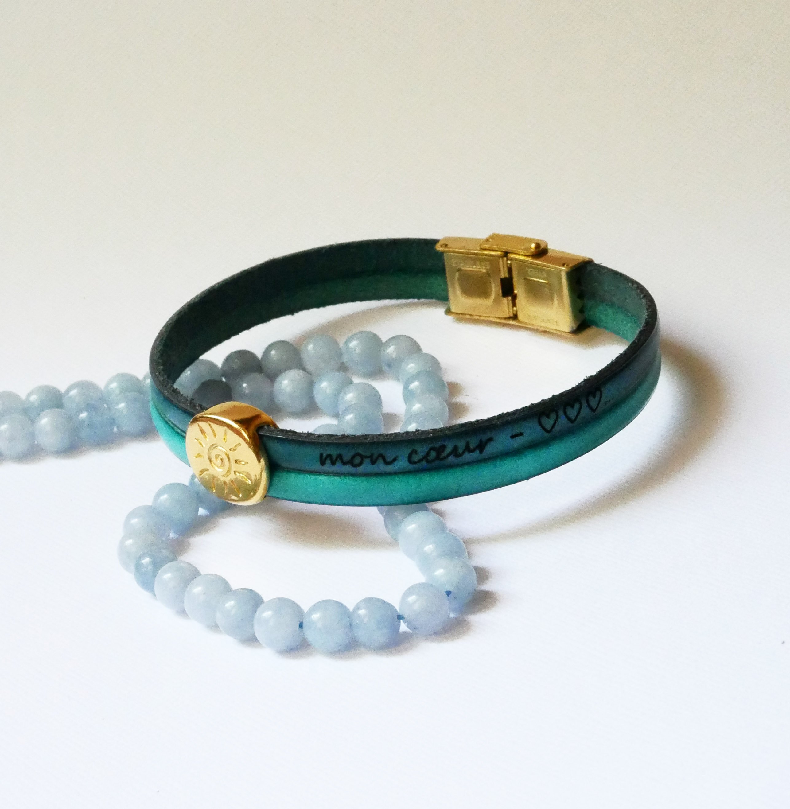 Bracelet au passant dor&eacute; Soleil sur duo de cuirs &agrave; personnaliser et graver