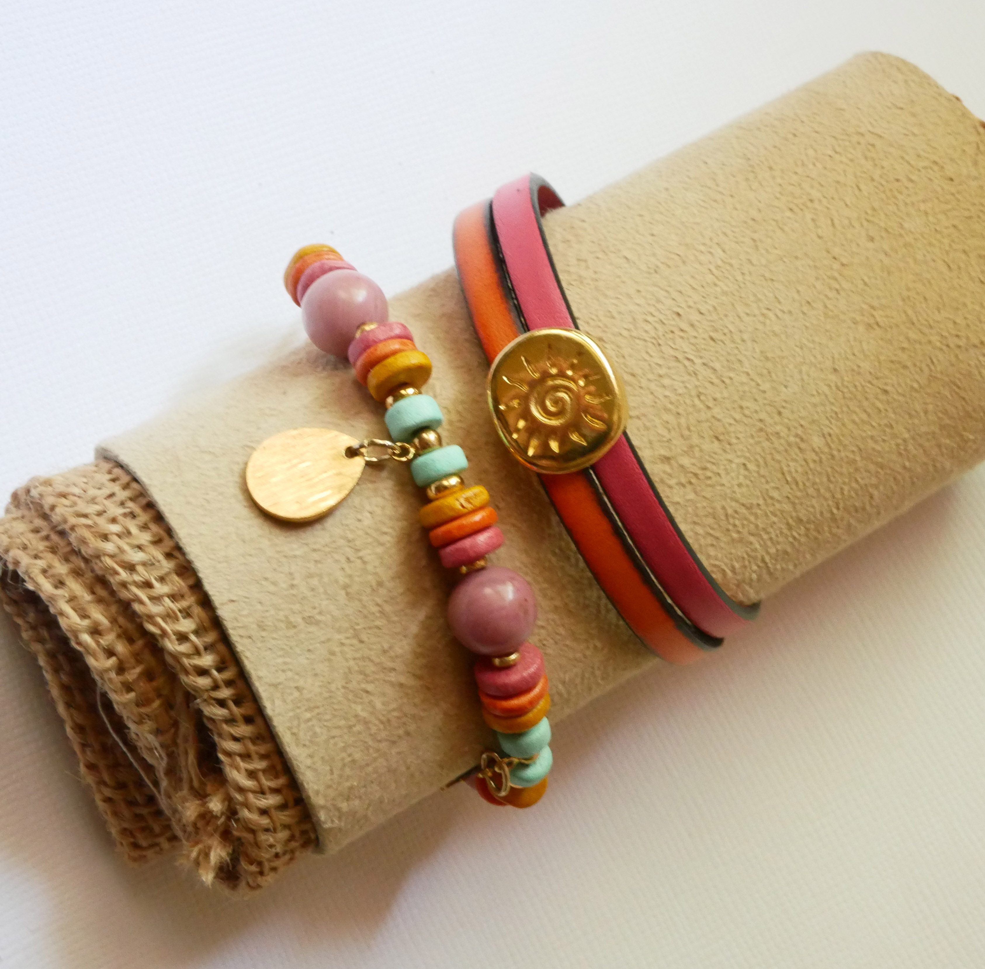 Bracelet au passant doré Soleil sur duo de cuirs à personnaliser et graver
