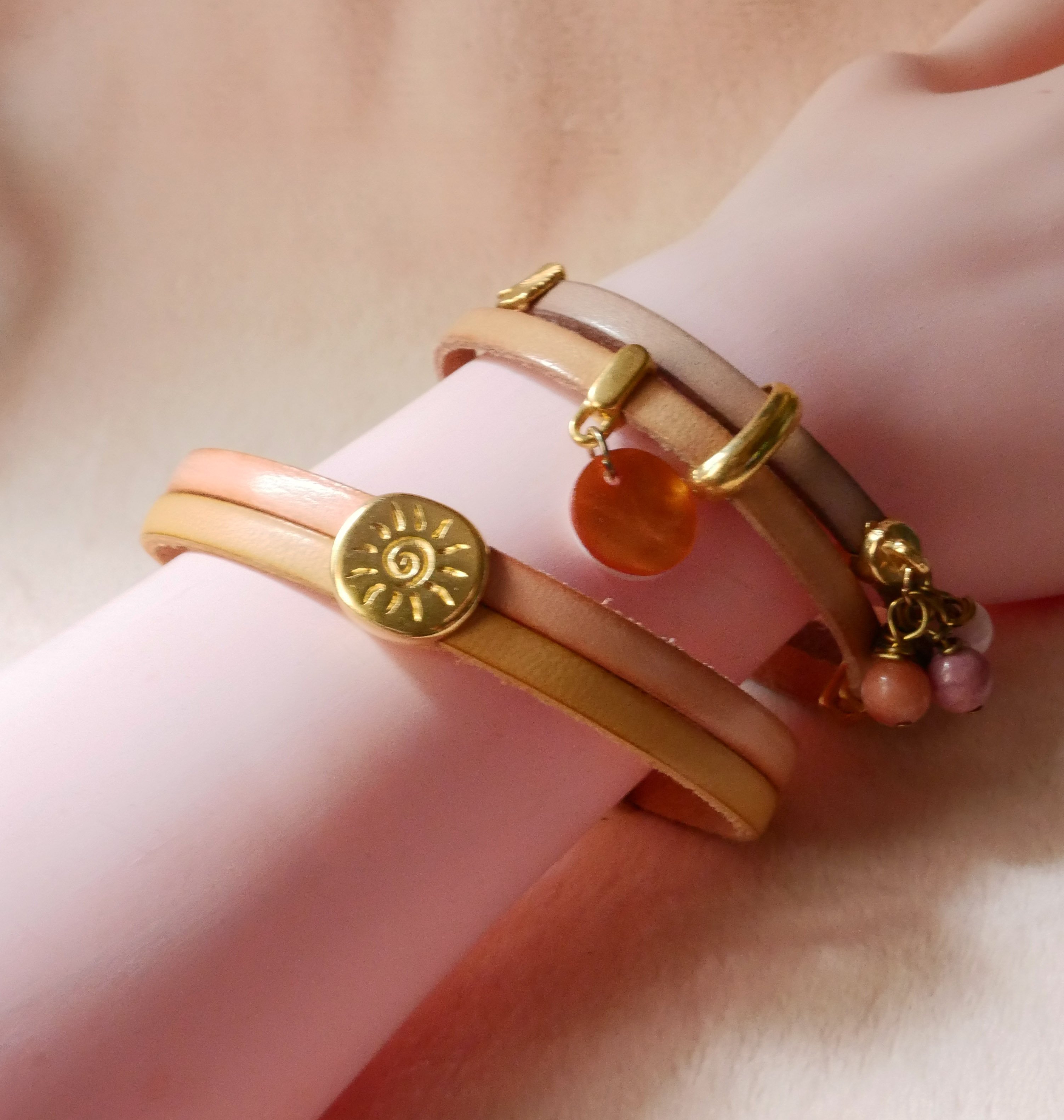 Bracelet au passant doré Soleil sur duo de cuirs à personnaliser et graver