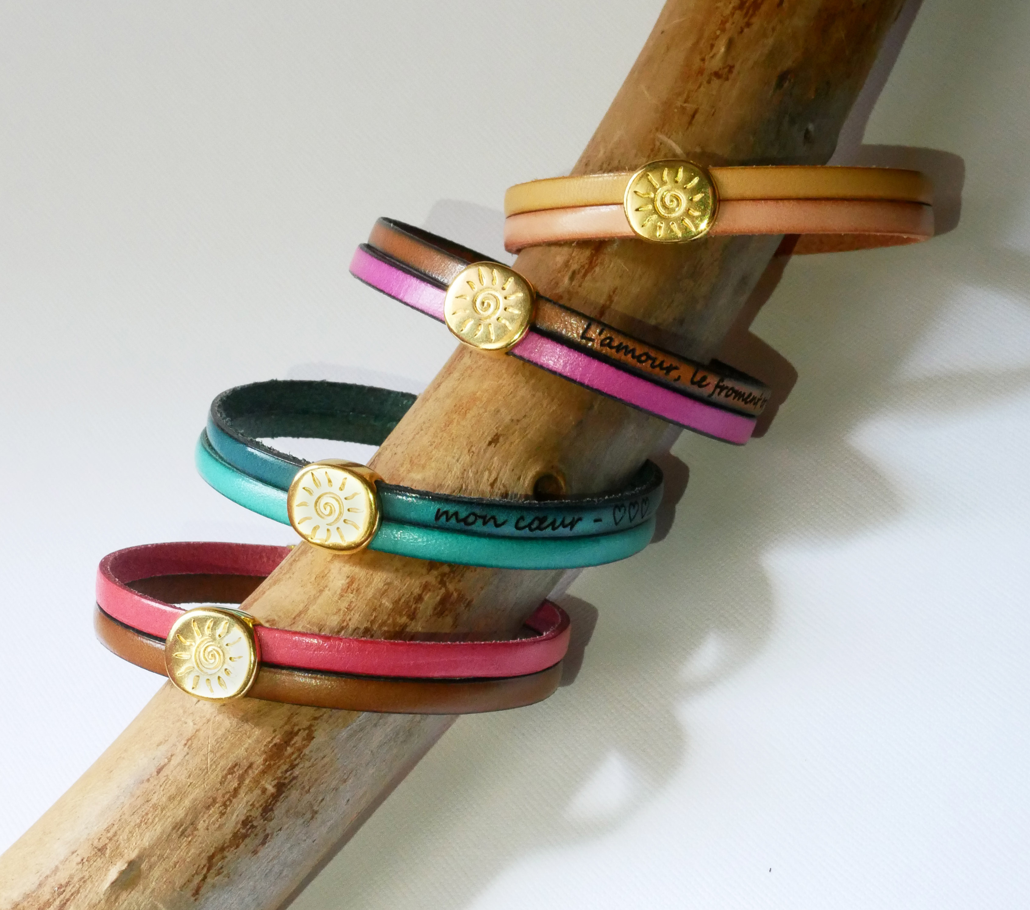 Bracelet au passant doré Soleil sur duo de cuirs à personnaliser et graver