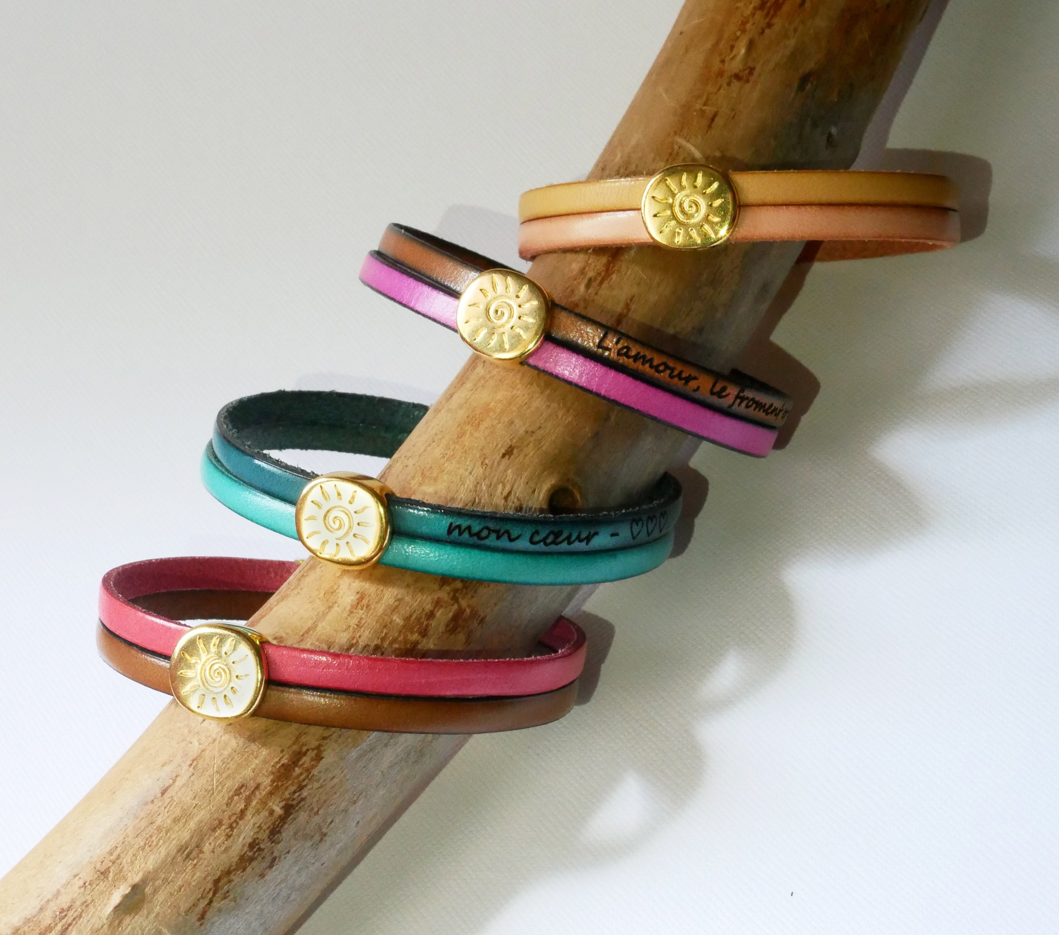 Bracelet au passant dor&eacute; Soleil sur duo de cuirs &agrave; personnaliser et graver
