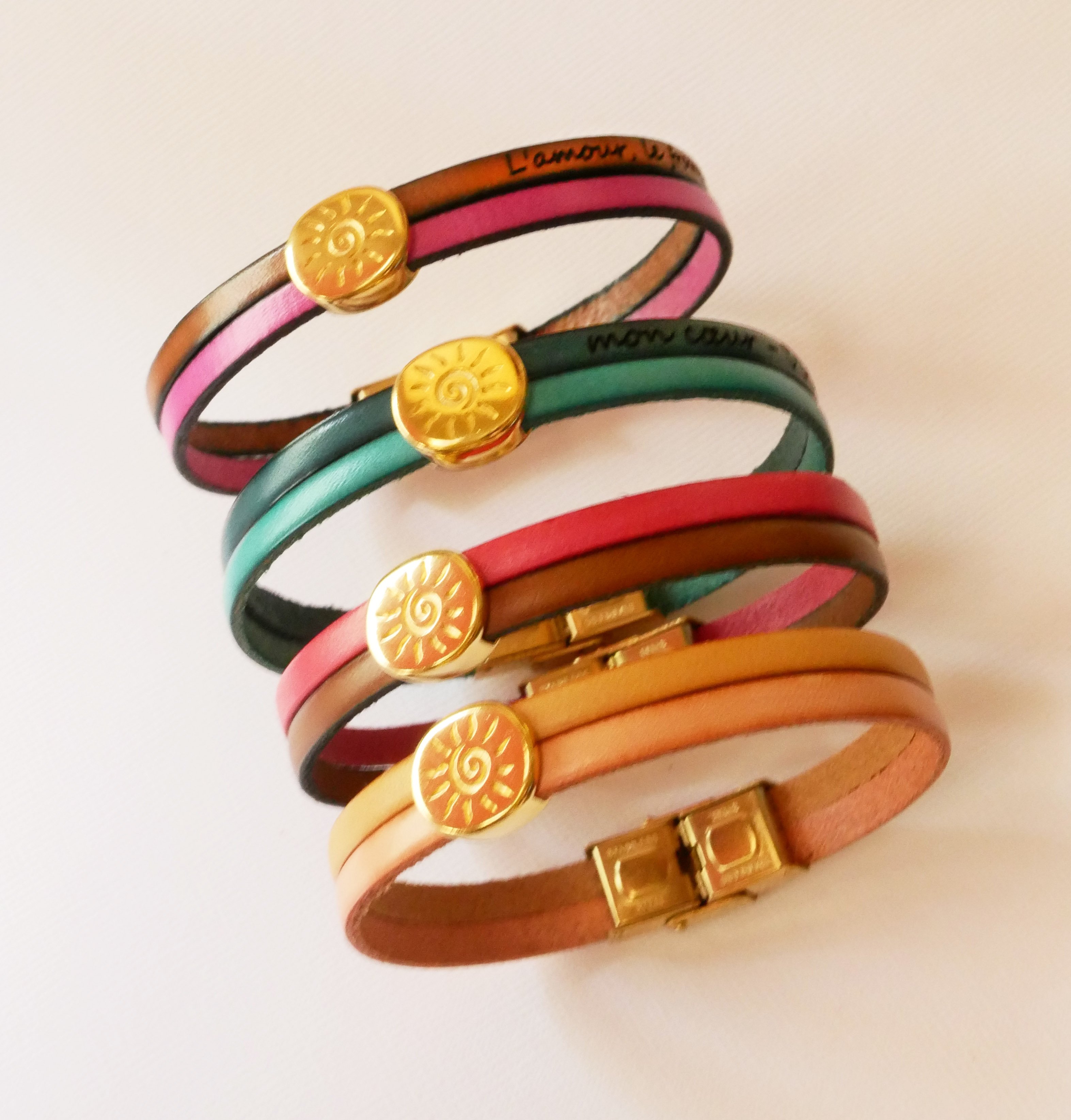 Bracelet au passant dor&eacute; Soleil sur duo de cuirs &agrave; personnaliser et graver