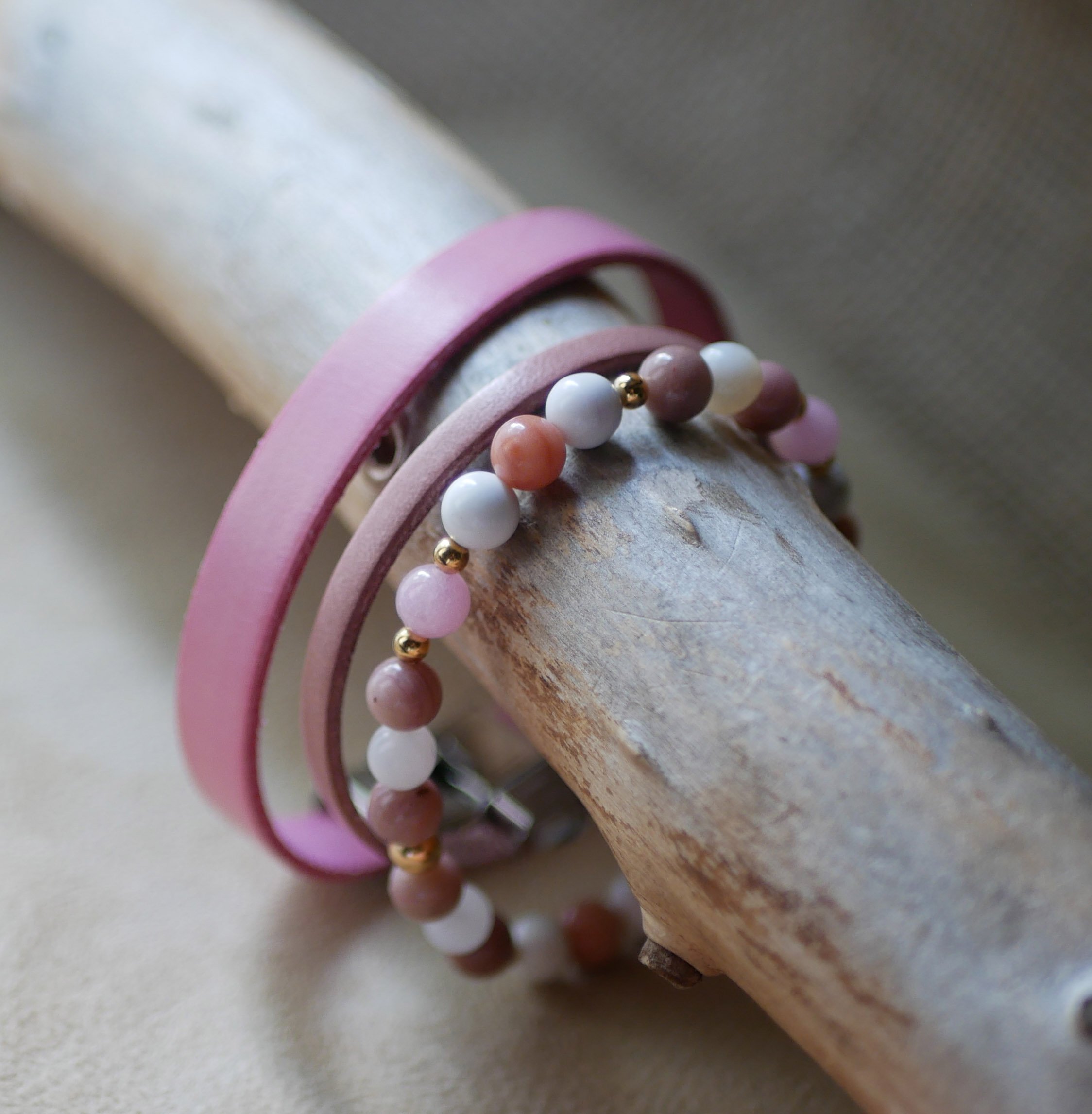 Bracelet en perles pierres naturelles Howlite et Rhodonite et perles dor&eacute;es
