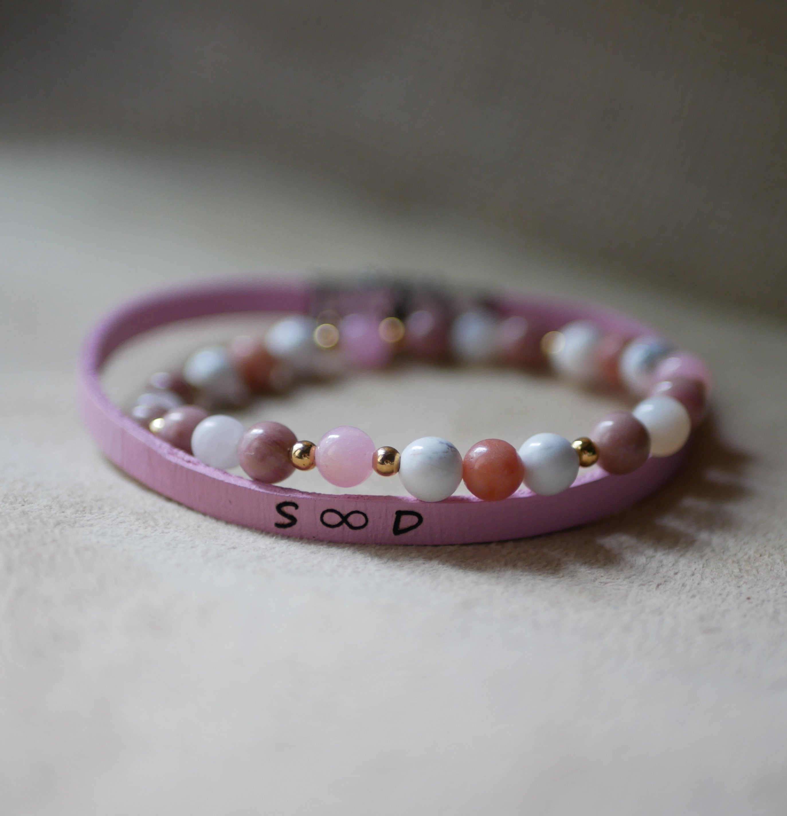 Bracelet en perles pierres naturelles Howlite et Rhodonite et perles dor&eacute;es