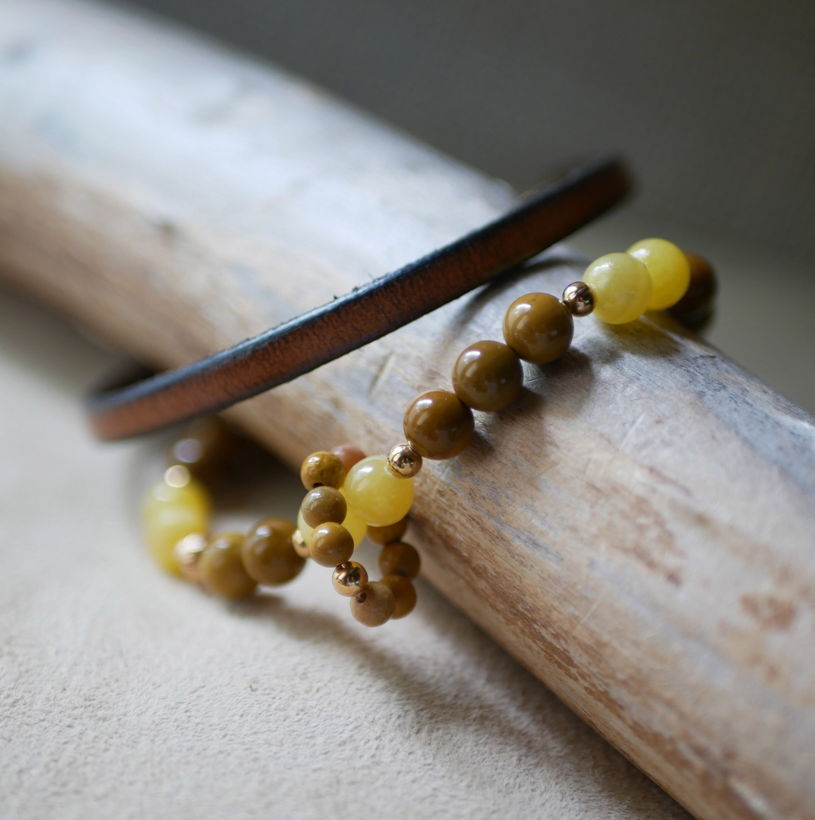 Bracelet en perles pierres naturelles jade jaune et moka&iuml;te avec anneau de mini perles