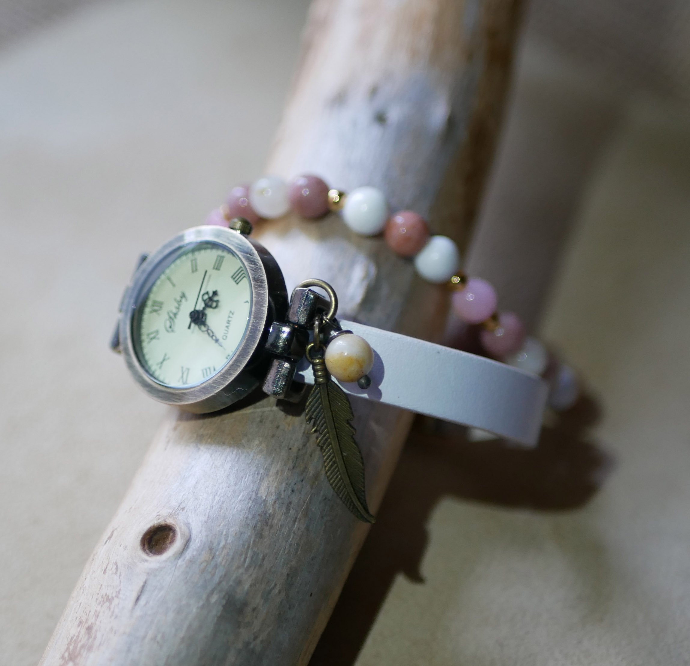 Bracelet en perles pierres naturelles Howlite et Rhodonite et perles dor&eacute;es