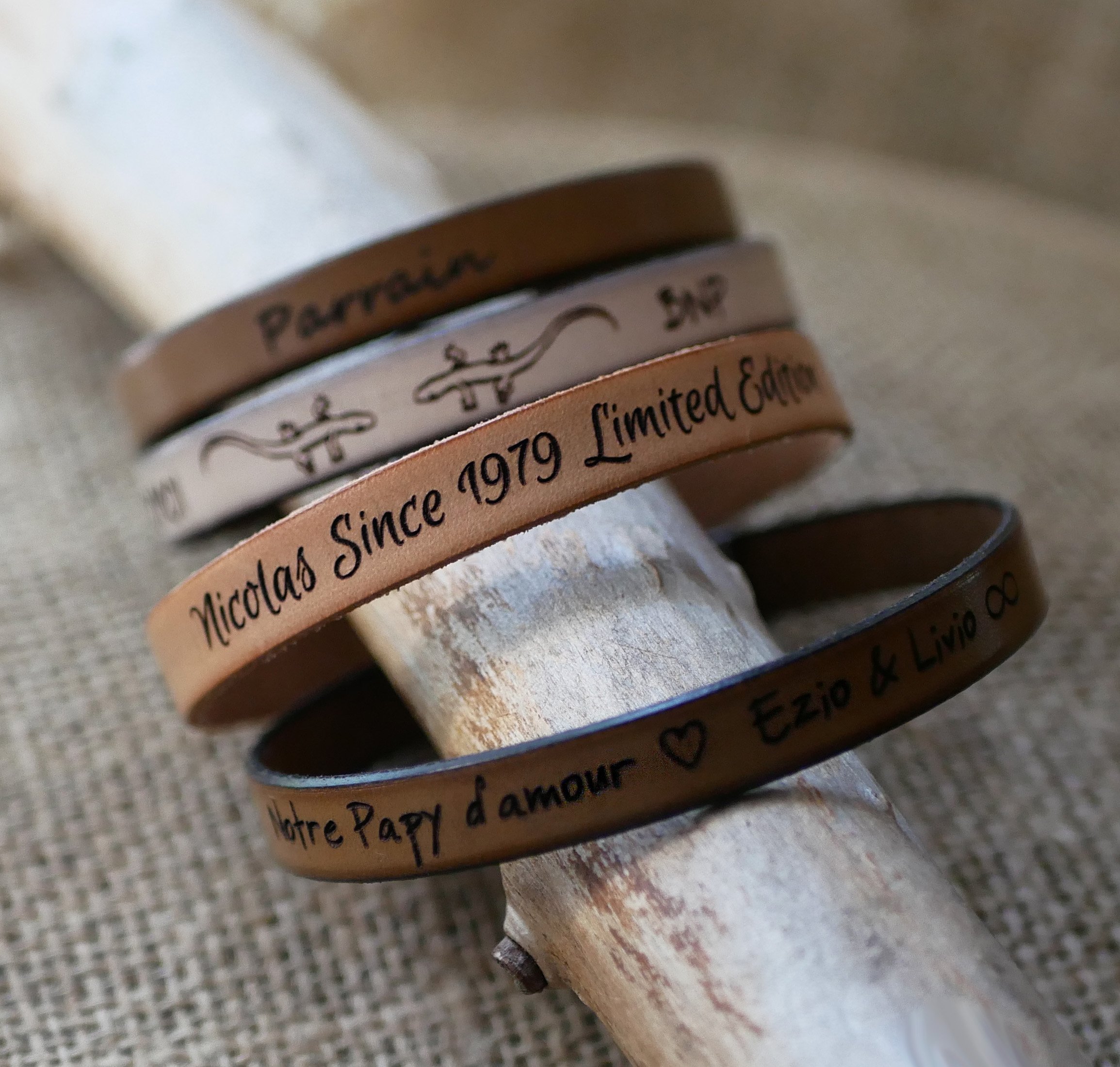 Bracelet en cuir grav&eacute; personnalisable pour homme fermoir au choix 