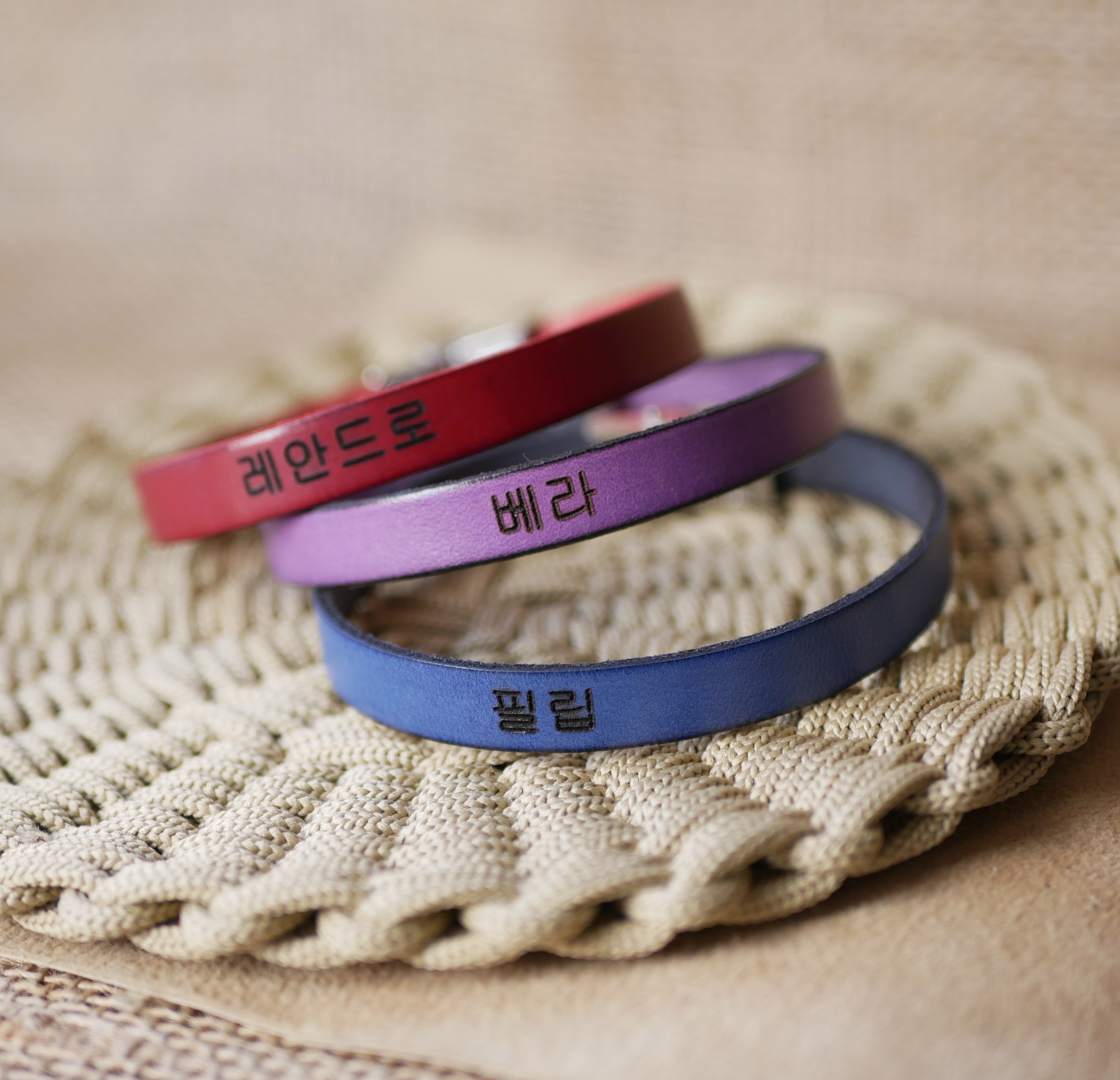 Bracelet pr&eacute;nom en cor&eacute;en fan de kpop en cuir &agrave; personnaliser