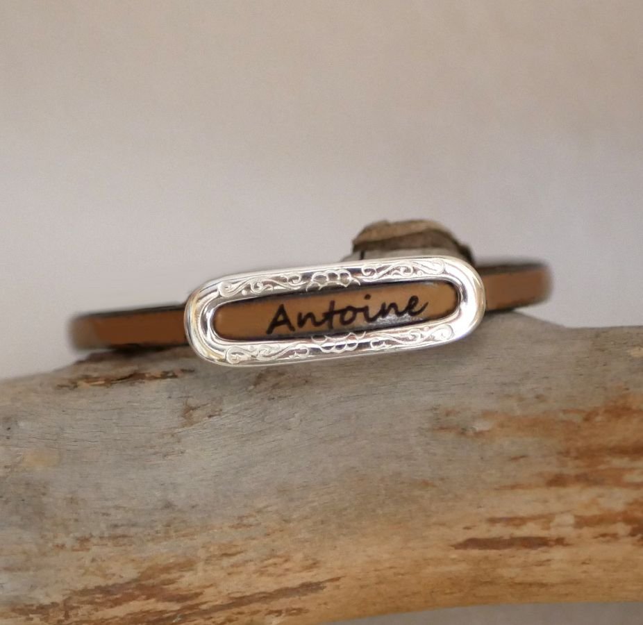 Bracelet au prénom personnalisé par gravure sur cuir 