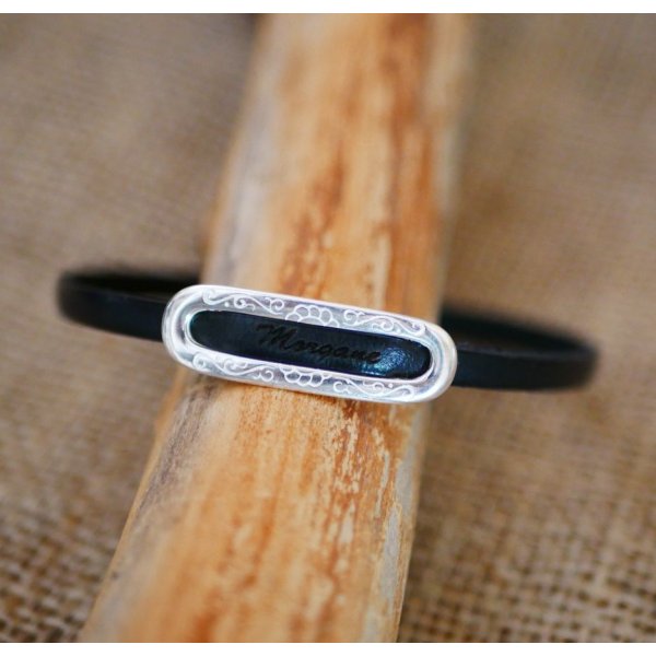 Bracelet au pr&eacute;nom personnalis&eacute; par gravure sur cuir 