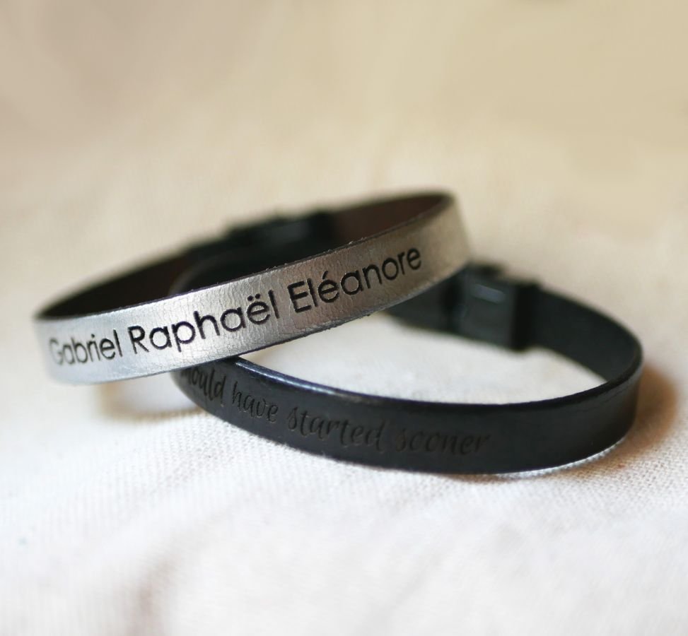 Bracelet réglable en cuir au fermoir ajustable noir à personnaliser par gravure 