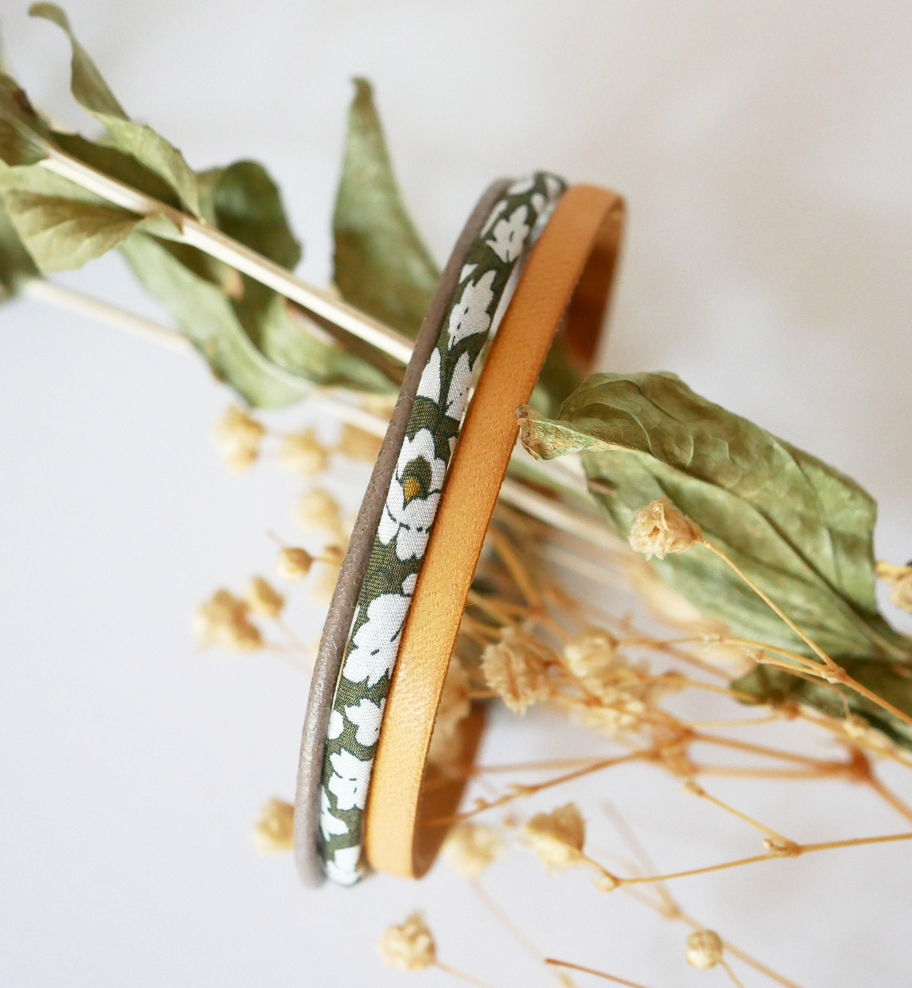 Bracelet Trio de cuirs et cordon Liberty fleurs kakis