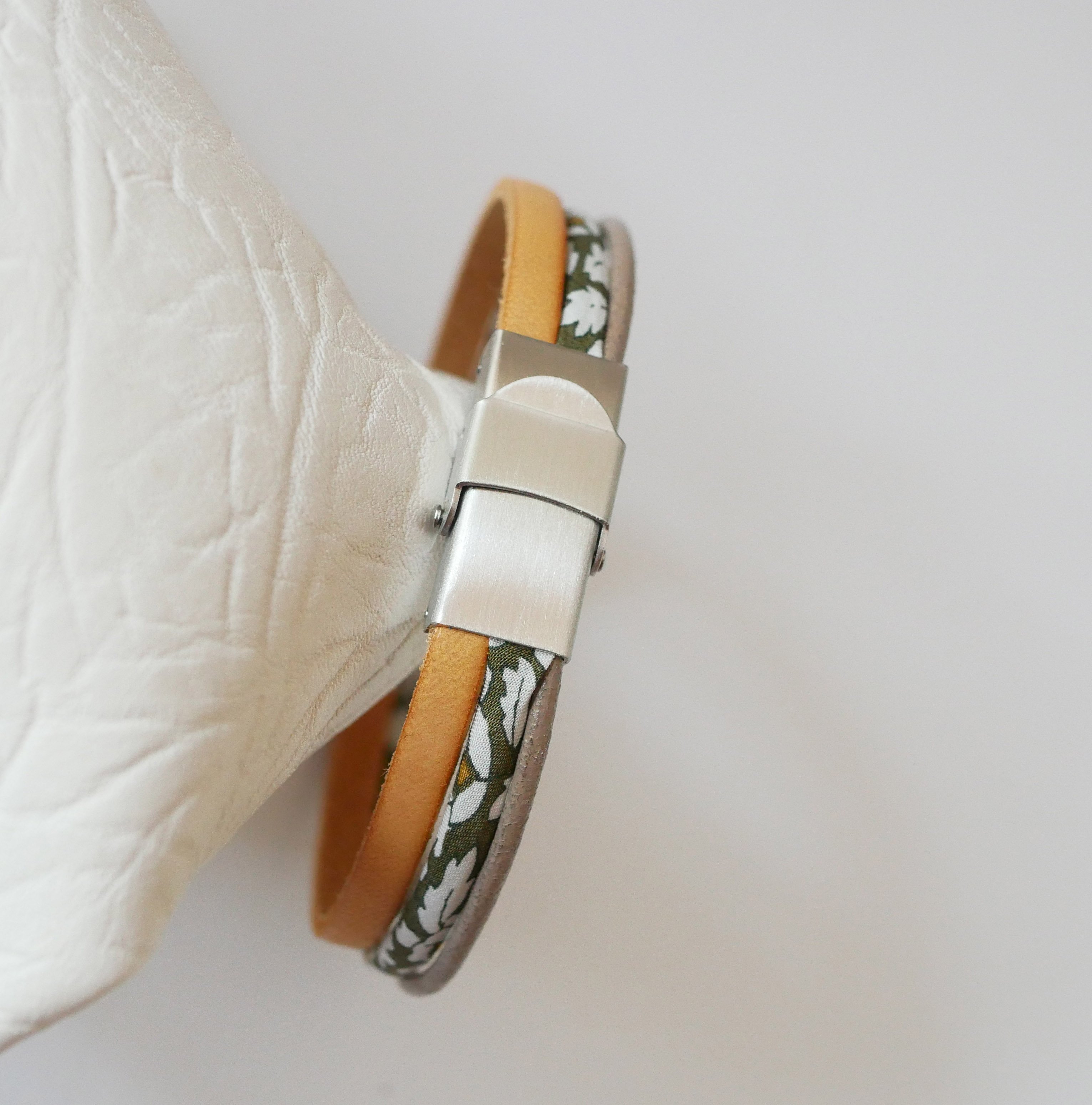 Bracelet Trio de cuirs et cordon Liberty fleurs kakis