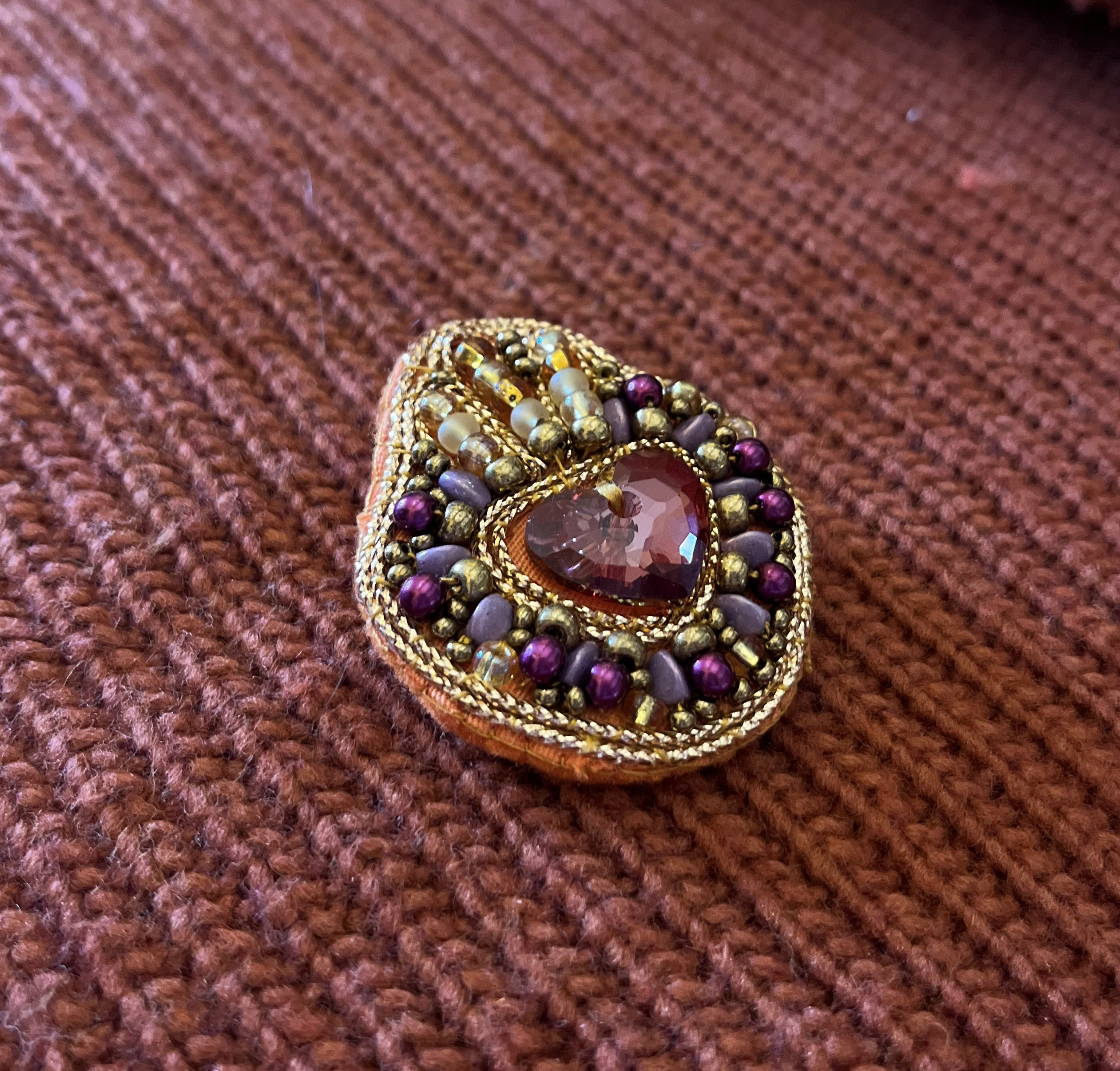 Broche ex-voto Sacré Coeur en perles et coeur cristal Swarovski