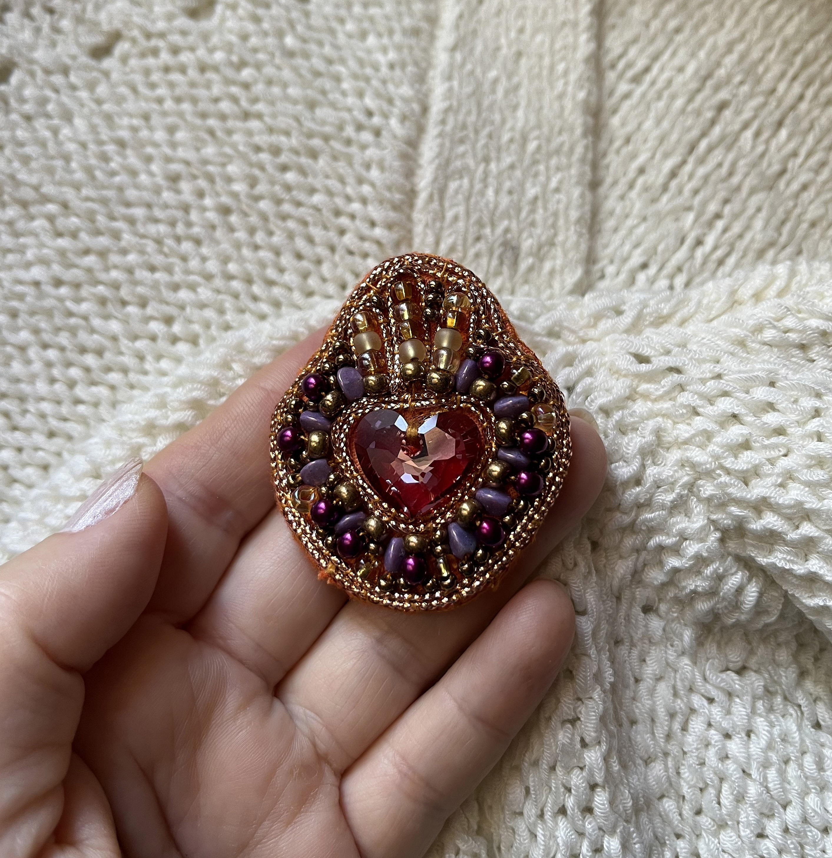 Broche ex-voto Sacr&eacute; Coeur en perles et coeur cristal Swarovski