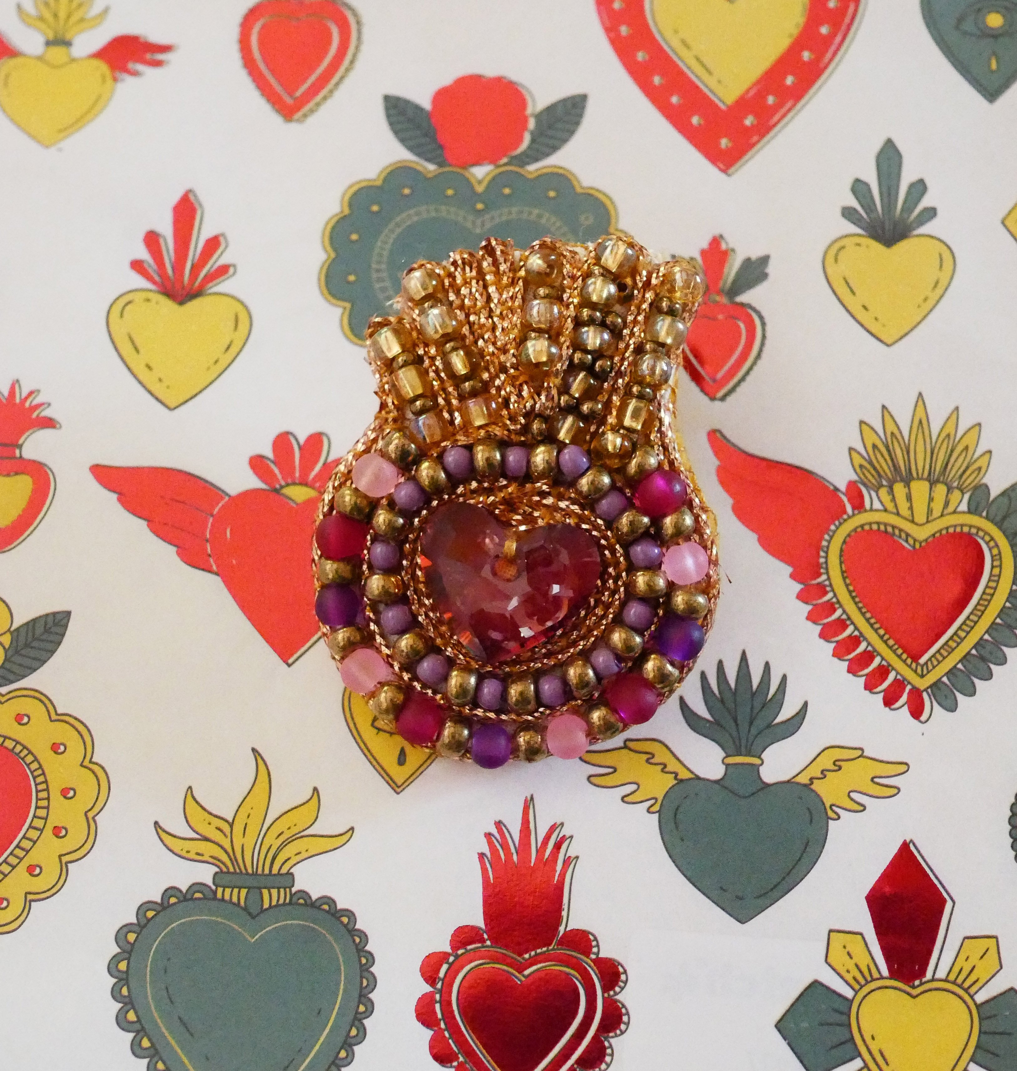 Broche ex-voto Sacré Coeur en perles et coeur cristal Swarovski